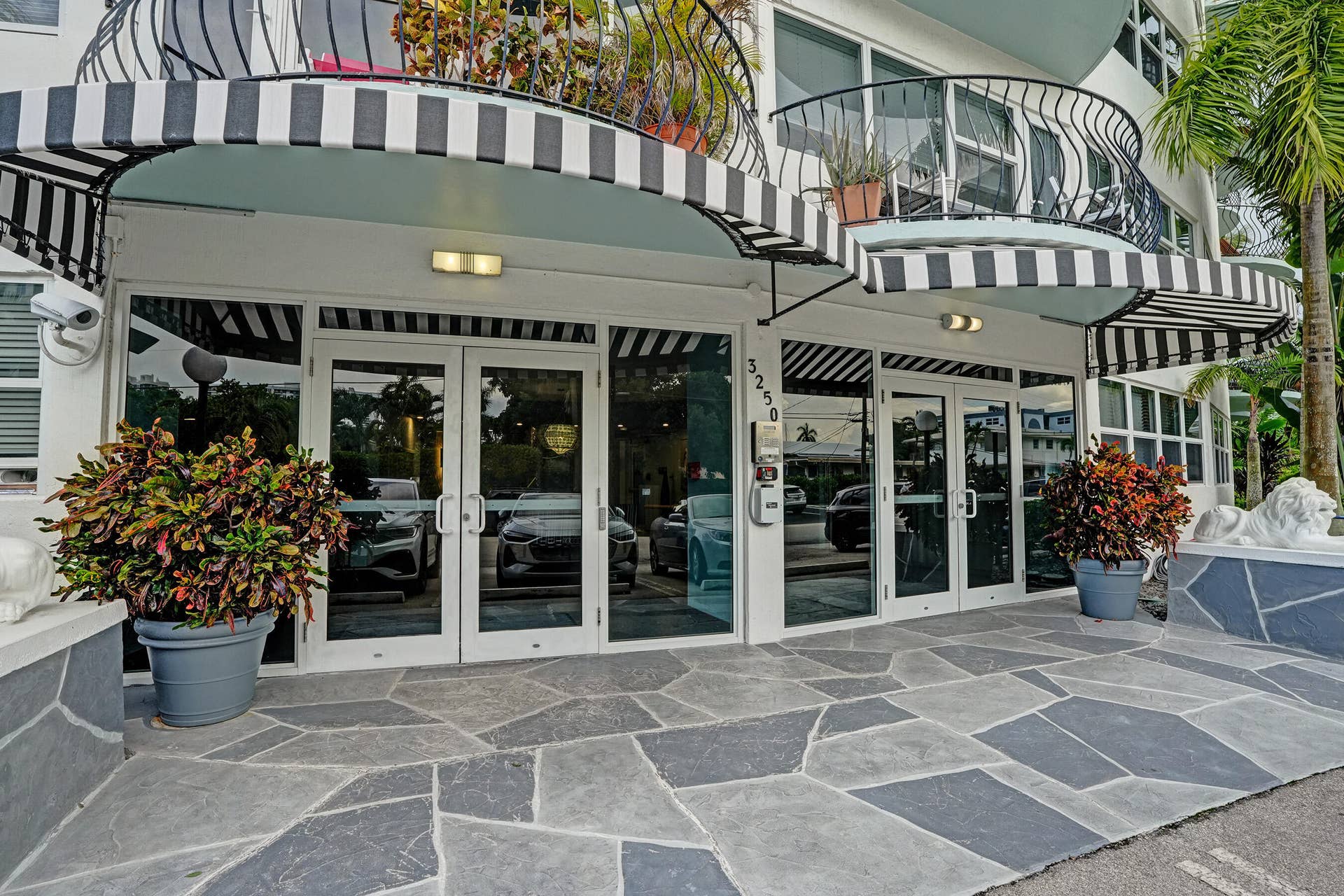 Main Entrance to Le Cercle by the Beach