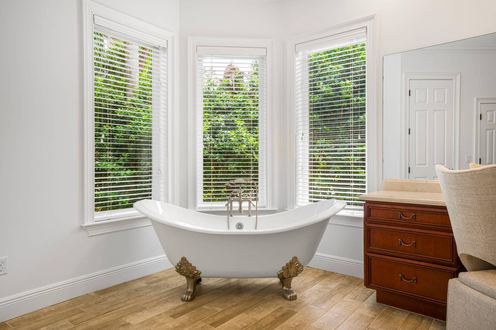 ELEGANT CLAW FOOT SOAKING TUB