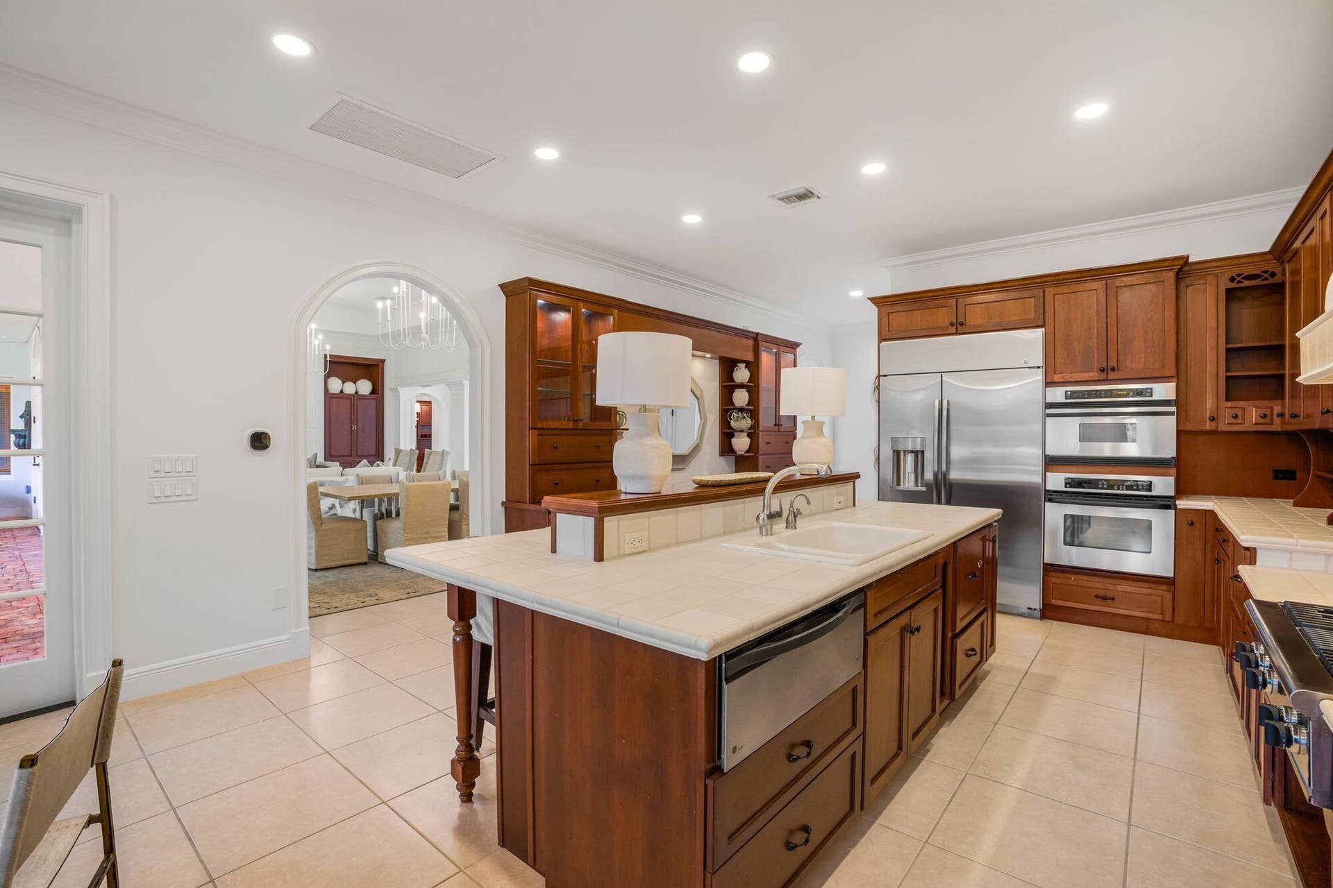 WELL APPOINTED KITCHEN FEATURING HIGH END STAINLESS APPLIANCES AND GAS COOKING