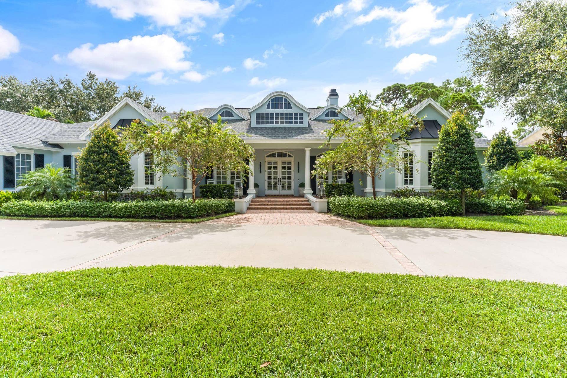 IMPRESSIVE ARRIVAL SHOWCASING THE HOME'S DISTINCTIVE CUSTOM ARCHITECTURE