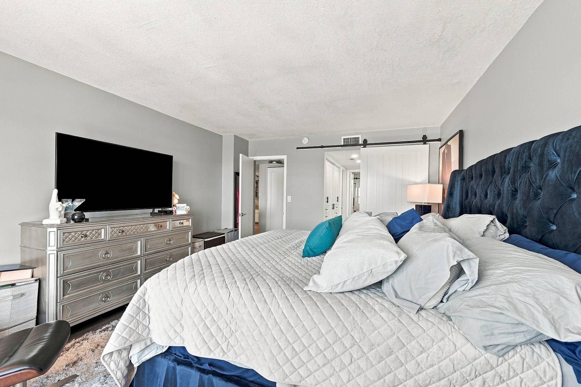 18_primary bedroom