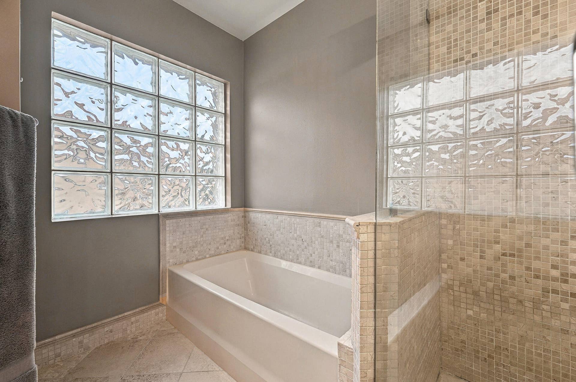 6211 NW 58th Way, Parkland, FL 33067 21_primary bathroom