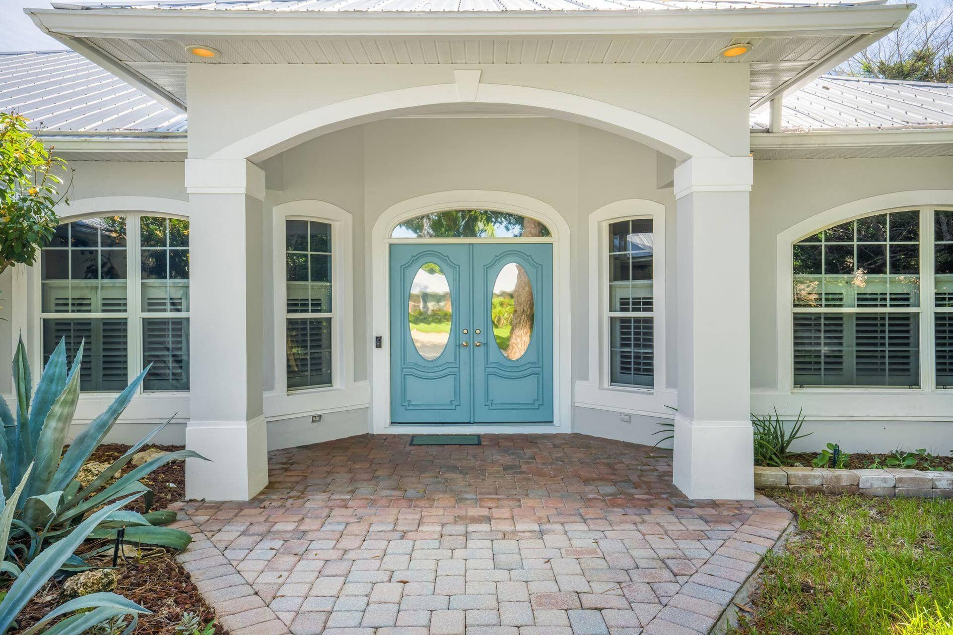 INVITING ENTRY