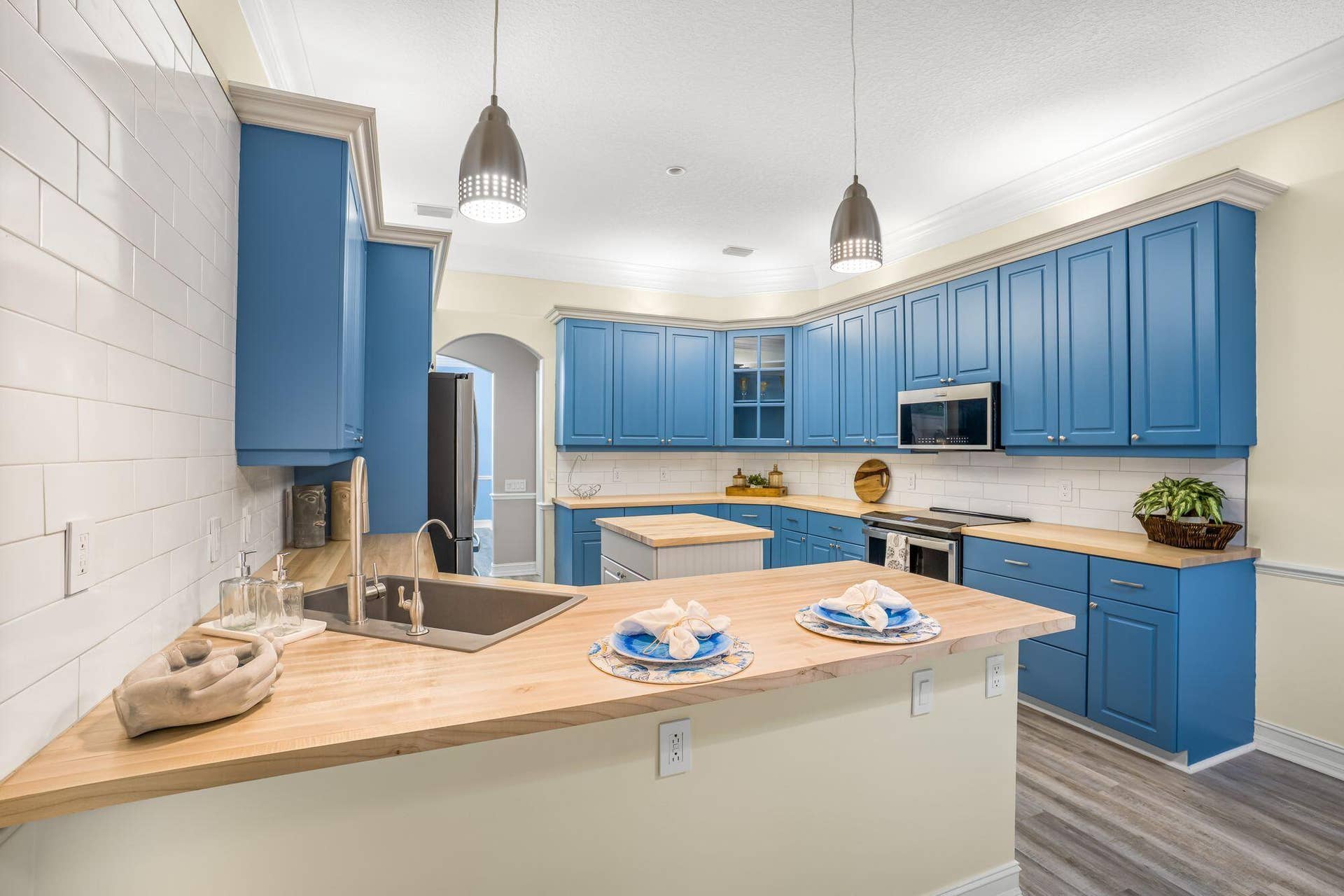 EAT AT COUNTER WITH PLENTY OF WORK SPACE
