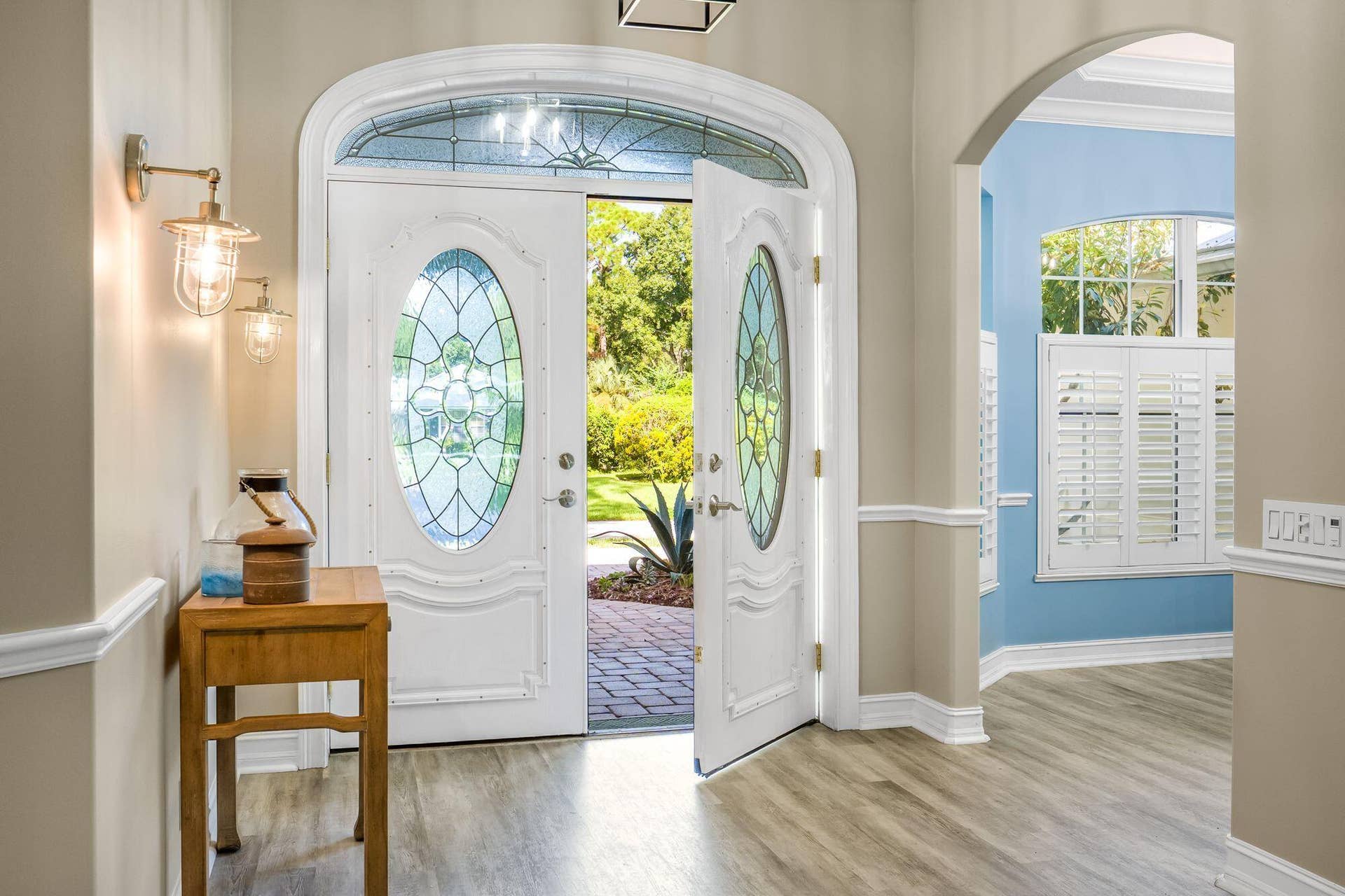 FOYER THAT BRINGS YOU INTO GRAND LIVING AREA