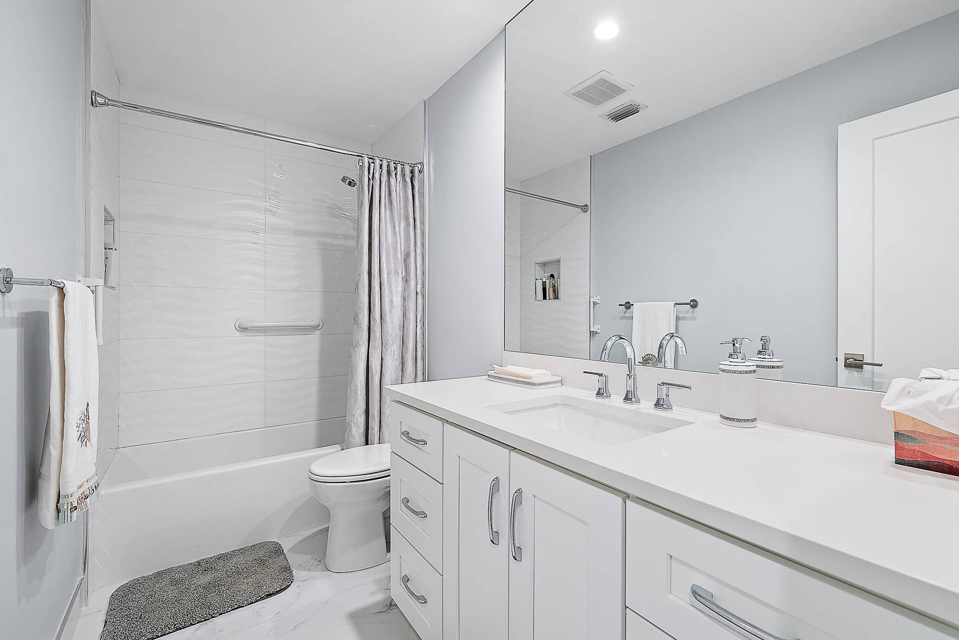 7 Grand Bay Circle, Juno Beach, FL 33408 Guest Bathroom
