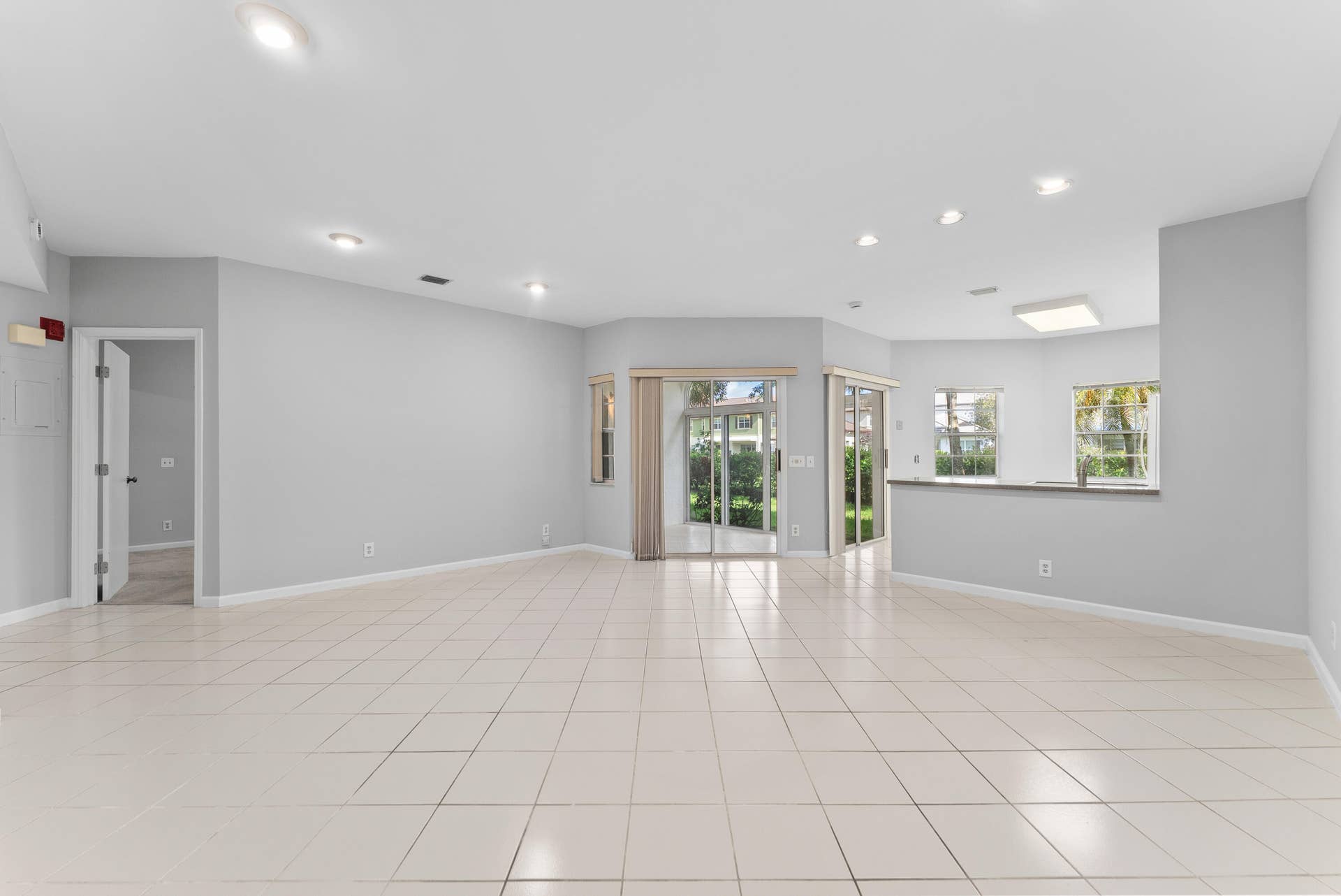 6705 Via Regina, Boca Raton, FL 33433 living space