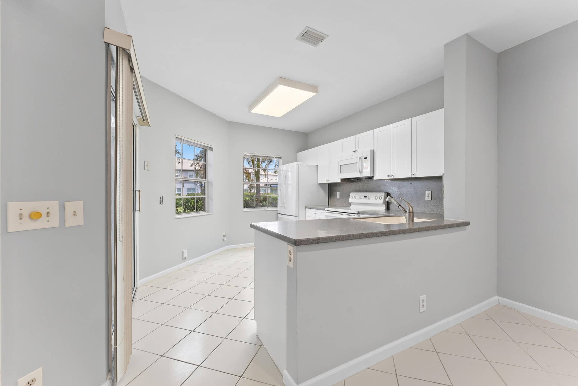 6705 Via Regina, Boca Raton, FL 33433 kitchen