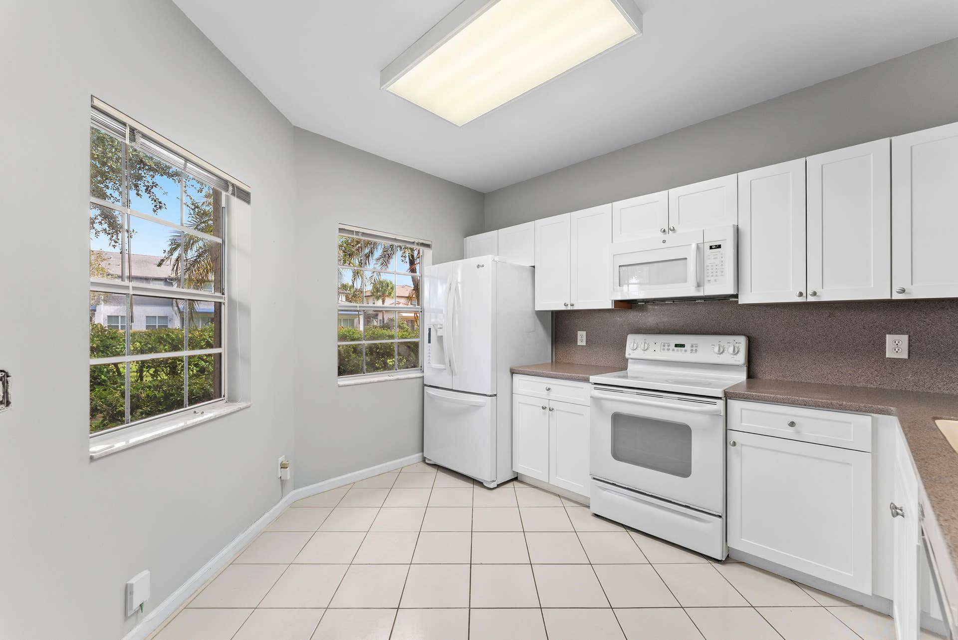 6705 Via Regina, Boca Raton, FL 33433 kitchen