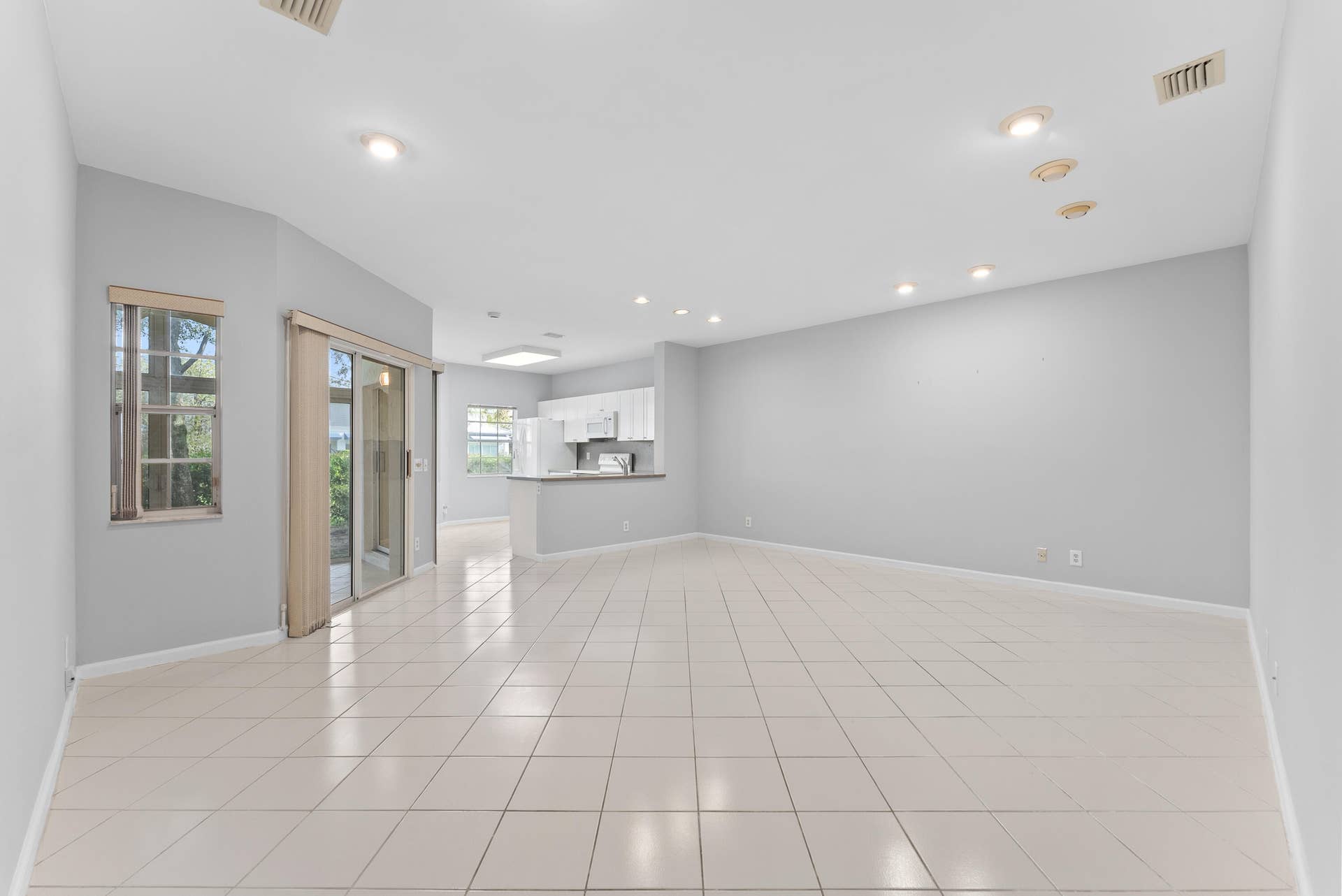 6705 Via Regina, Boca Raton, FL 33433 living space