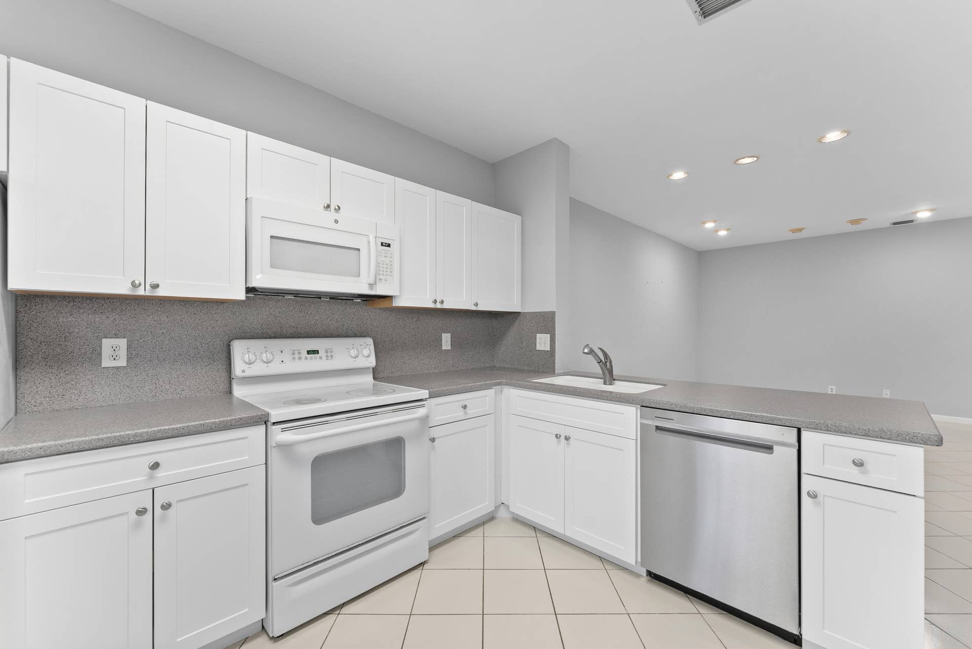 6705 Via Regina, Boca Raton, FL 33433 kitchen