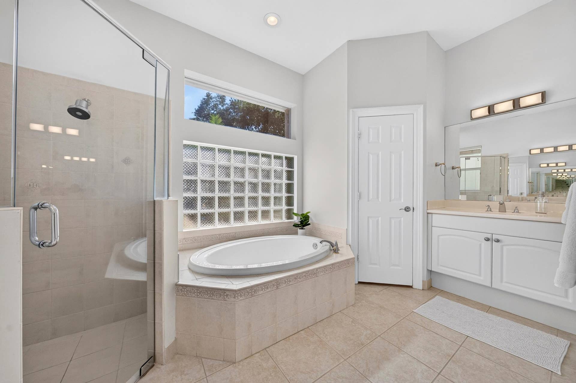 030-004-Primary Bath-4000x2662