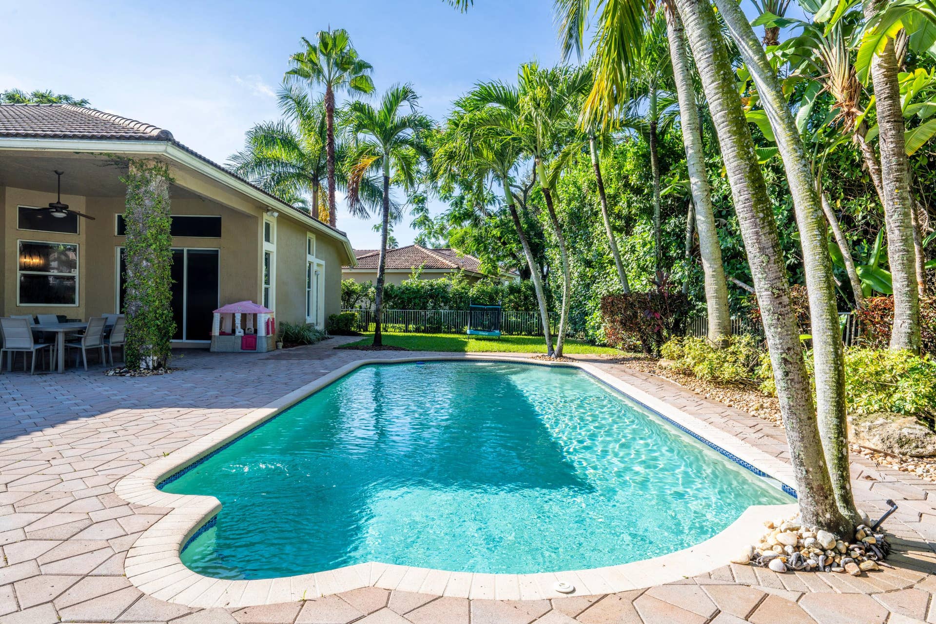042-011-Pool-4000x2667