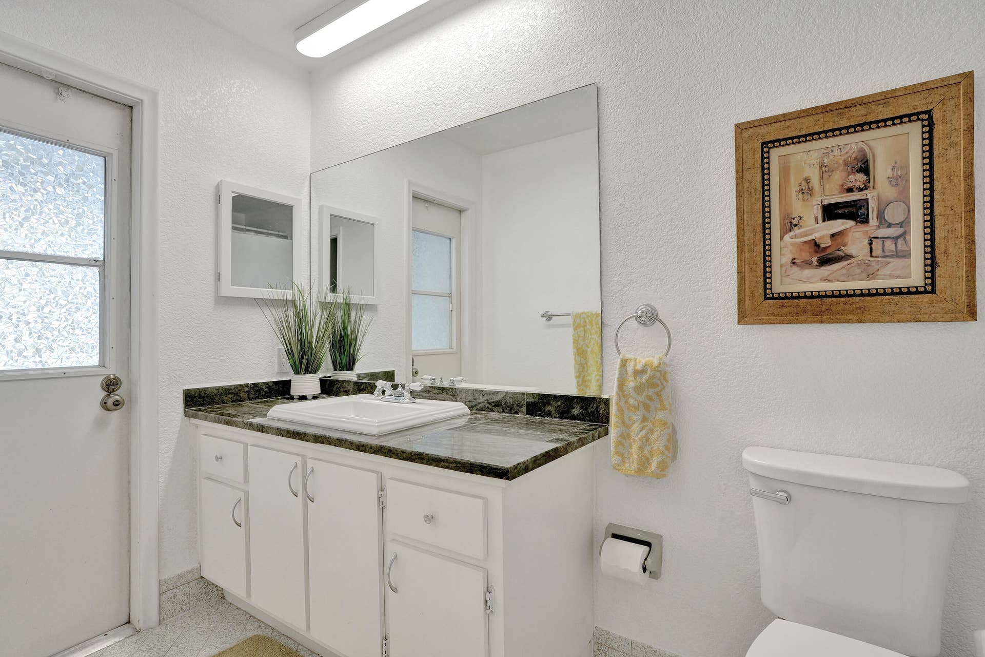 12072 NW 27TH Drive, Coral Springs, FL 33065 Guest/Cabana bath