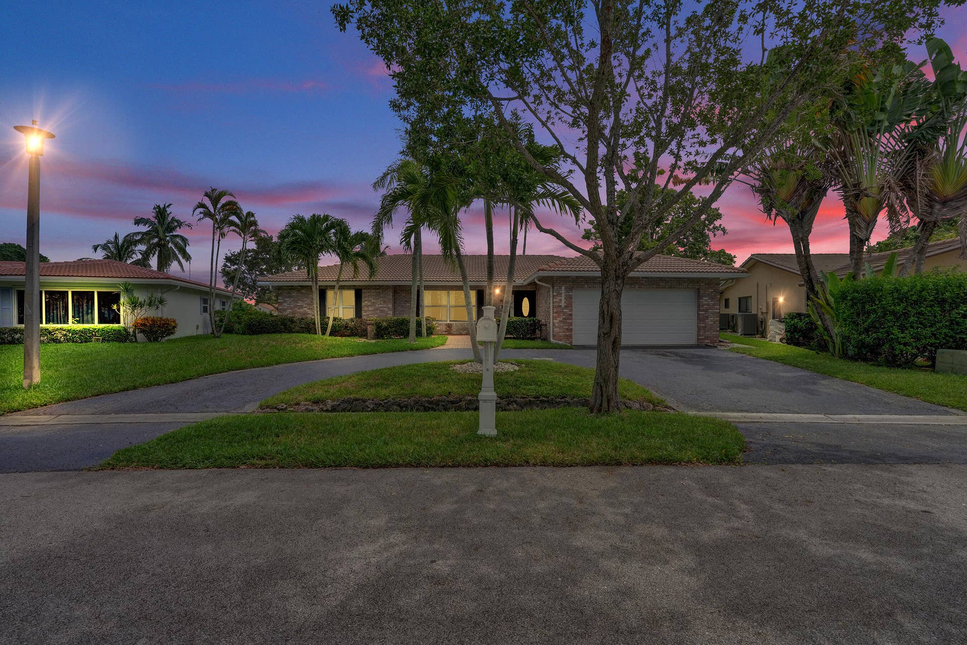 12072 NW 27TH Drive, Coral Springs, FL 33065 Circular driveway and 2 car garage