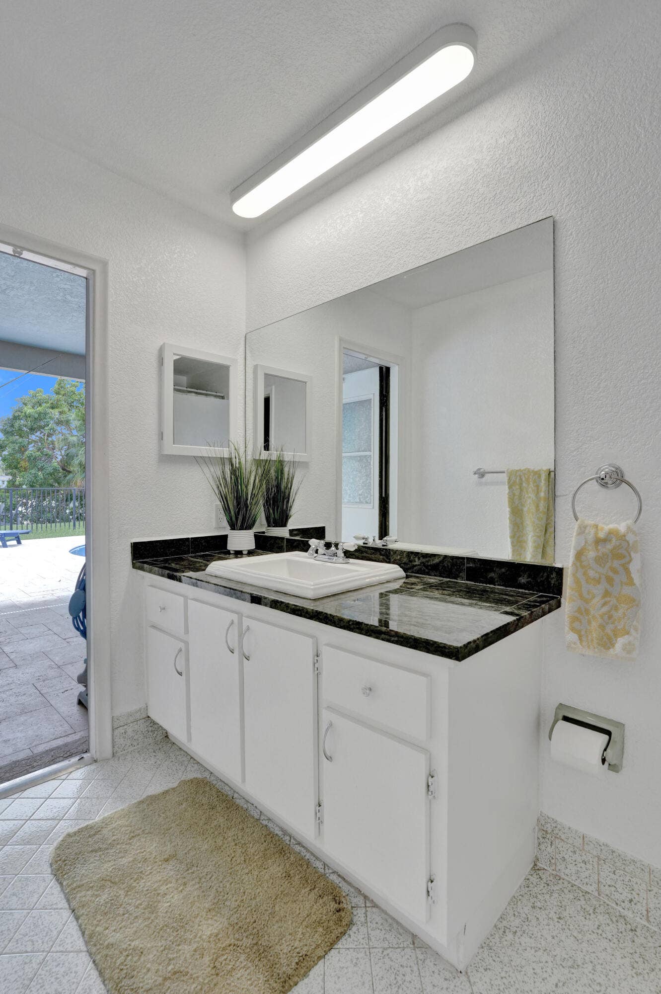 12072 NW 27TH Drive, Coral Springs, FL 33065 Guest/Cabana bath