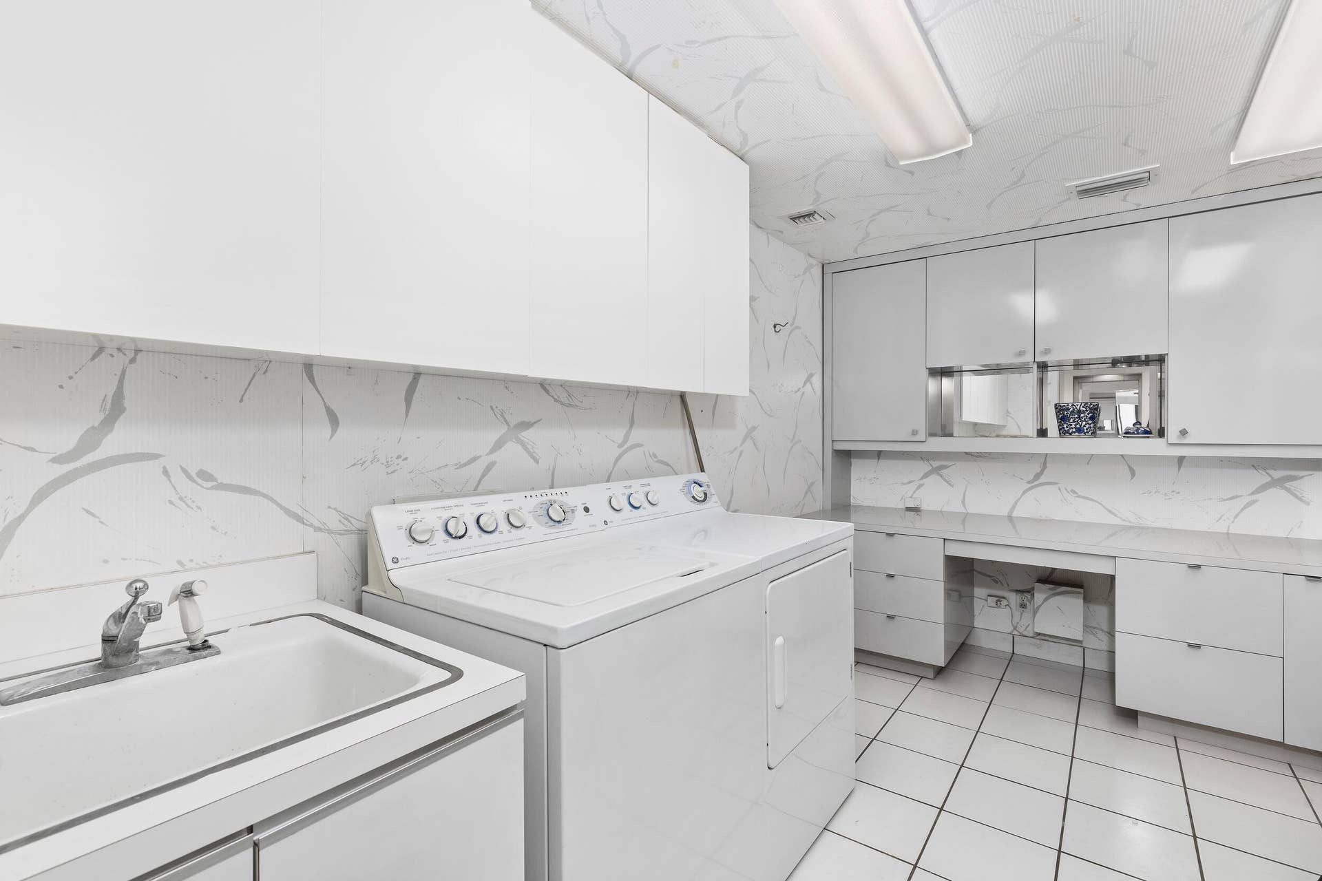 2000 S Ocean Boulevard, #107n, Palm Beach, FL 33480 Laundry Room