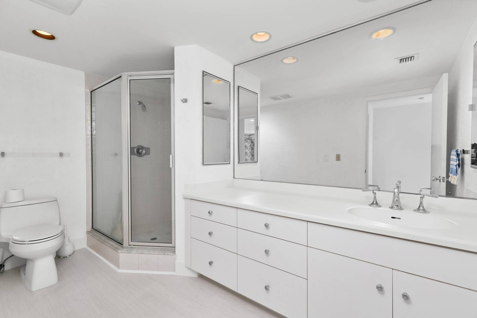 2000 S Ocean Boulevard, #107n, Palm Beach, FL 33480 Guest Bath