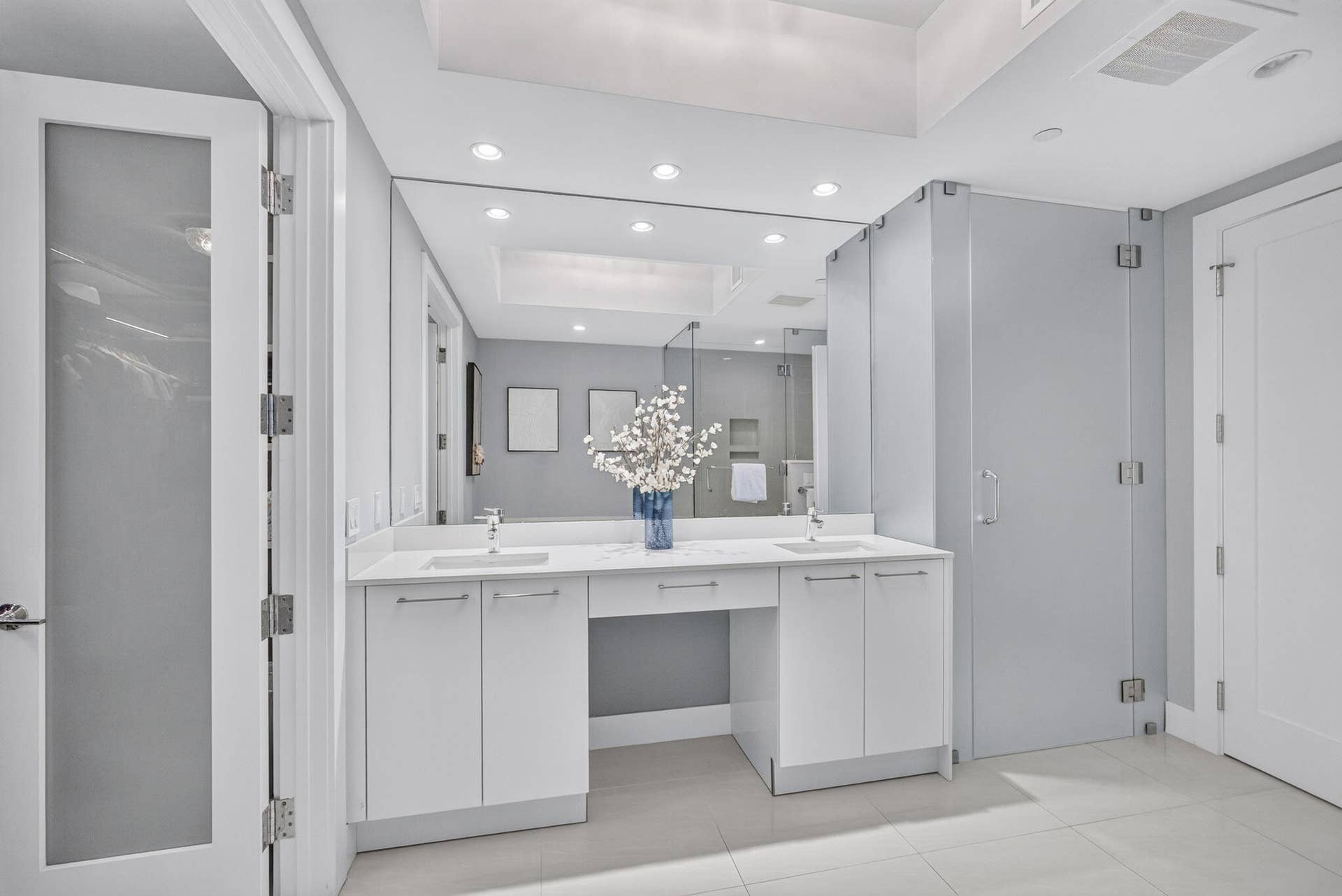 1 Water Club Way, #503, North Palm Beach, FL 33408 Super elegant Primary bathroom awaits you! Dual sinks a Separate shower and oversized bathtub, private toilet, terrific lighting, plenty of room for 2 people on the go!