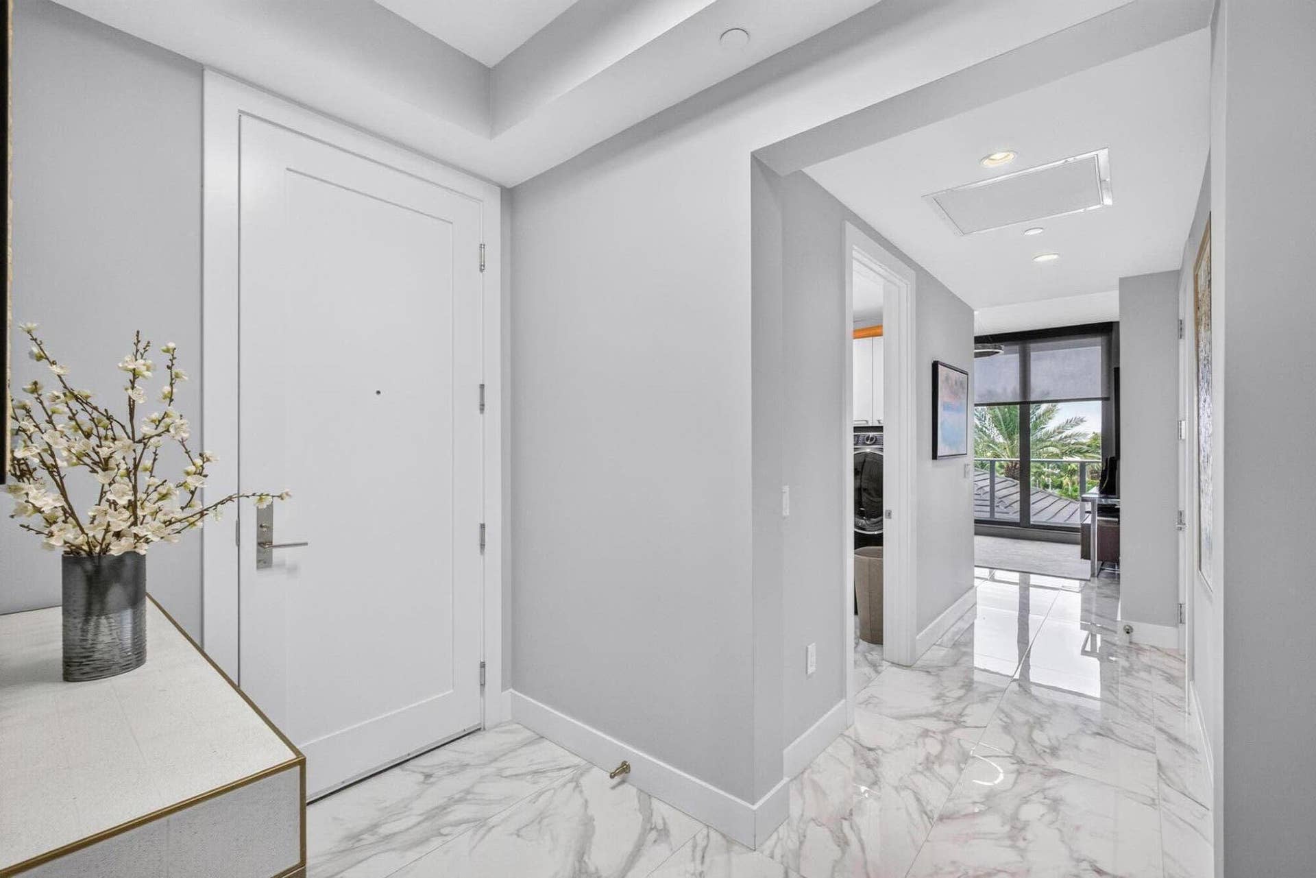 1 Water Club Way, #503, North Palm Beach, FL 33408 Interior foyer, very bright, marble floors plenty of room to put down your keys, sunglasses, purse, mail...lots of sunlight streams from every angle