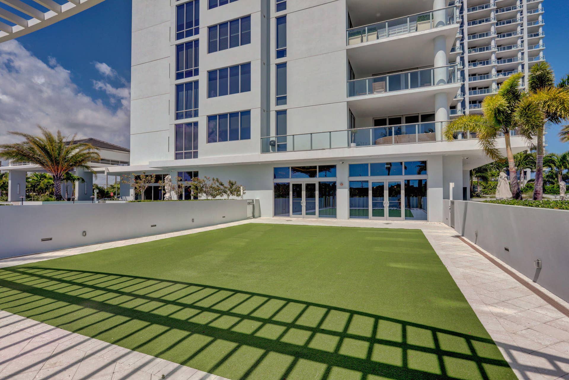 1 Water Club Way, #503, North Palm Beach, FL 33408 Outdoor area just outside Tower 3 clubhouse, this turf area is perfect for an outdoor event!