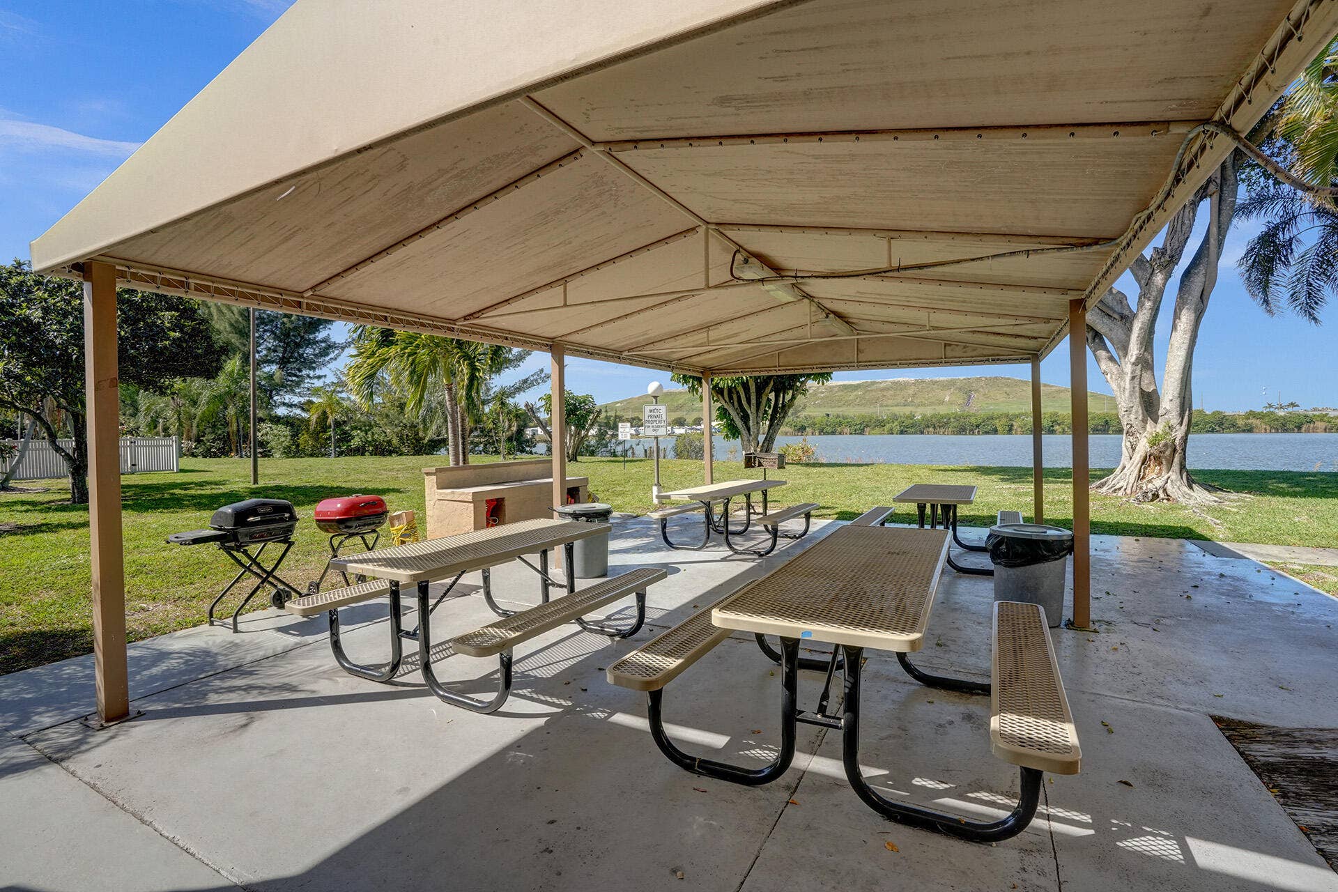 4570 NW 18th Avenue, #206, Deerfield Beach, FL 33064 BBQ Area
