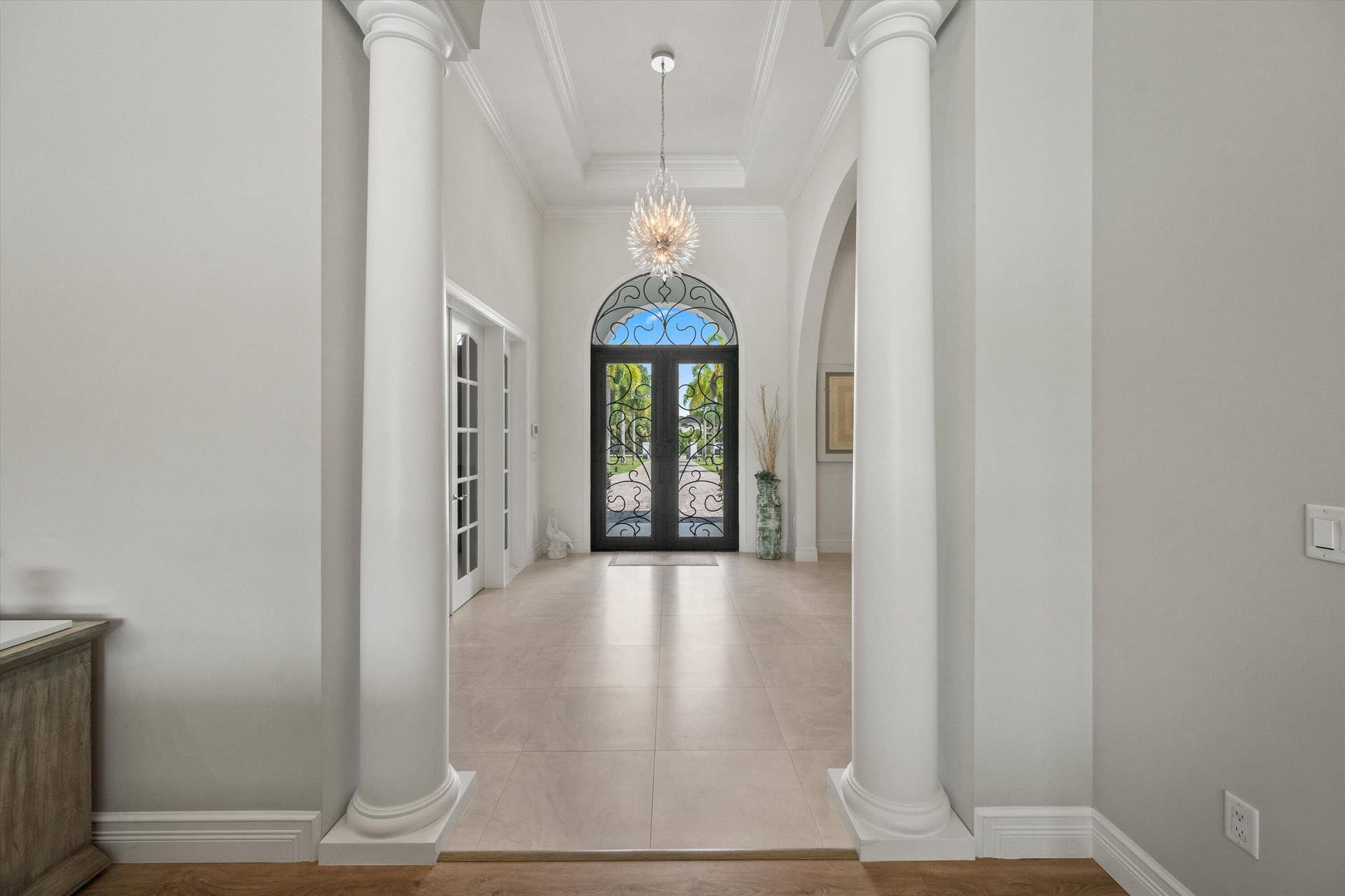 843 STALLION Drive, Loxahatchee, FL 33470 Impressive lobby