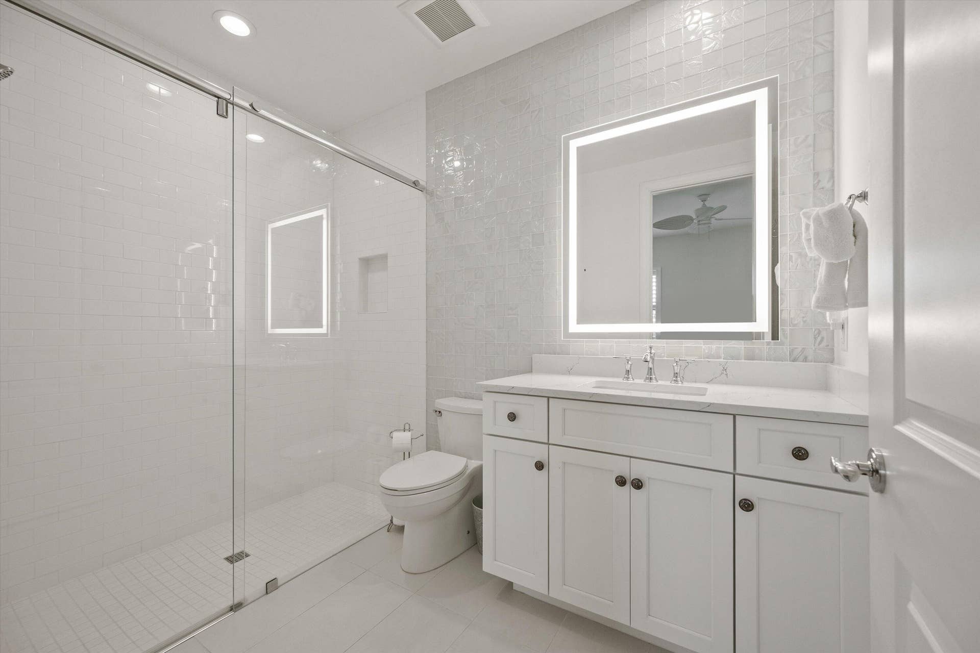 843 STALLION Drive, Loxahatchee, FL 33470 Second bedroom bathroom