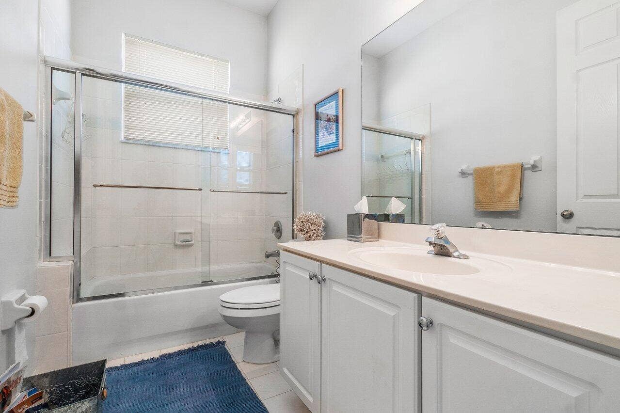 5540 VIA DE LA PLATA Circle, Delray Beach, Delray Beach, FL 33484 Guest Bathroom