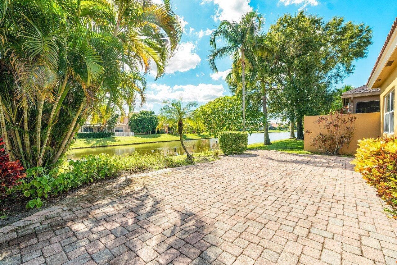 5540 VIA DE LA PLATA Circle, Delray Beach, Delray Beach, FL 33484 Large lakefront Patio Space