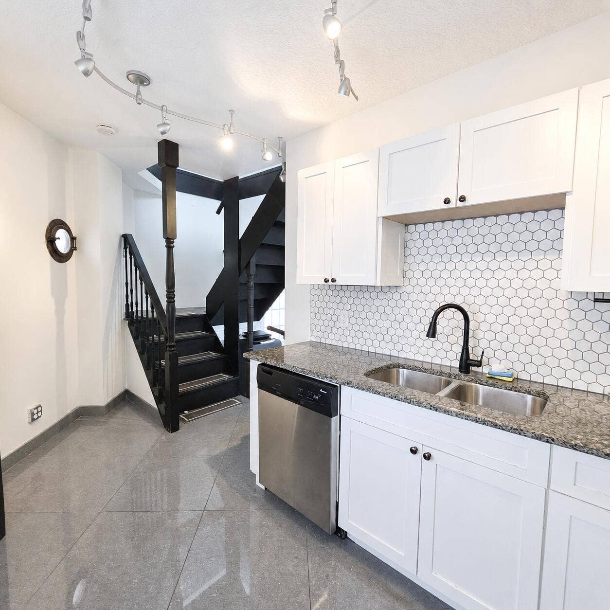 3709 S Olive Avenue, #301 Central Dr, West Palm Beach, FL 33405 REMODELED KITCHEN VIEW 2