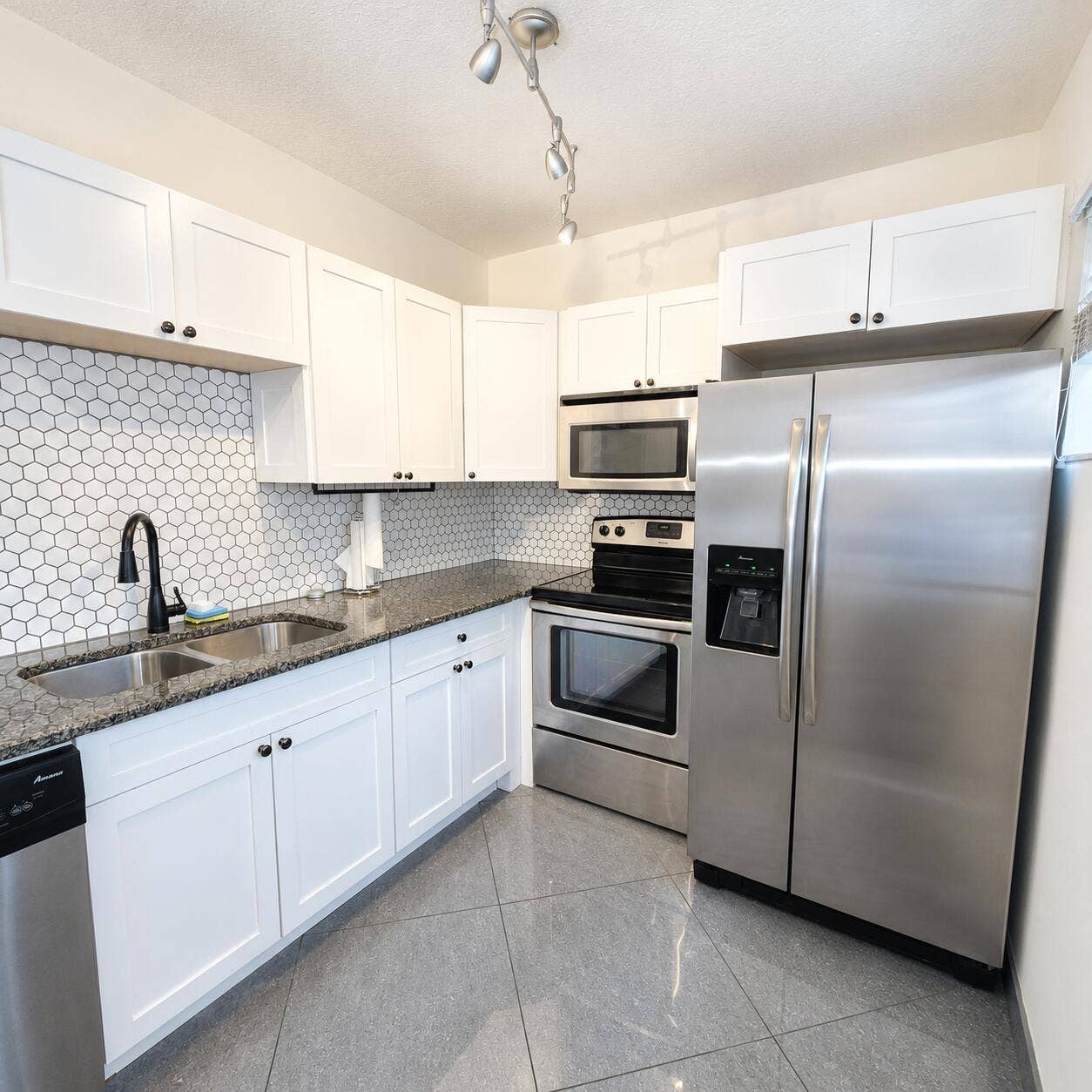 3709 S Olive Avenue, #301 Central Dr, West Palm Beach, FL 33405 REMODELED KITCHEN