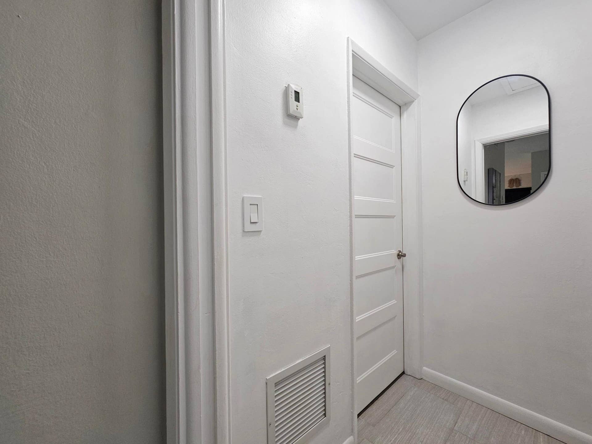 HALLWAY LEADING TO THE BEDROOM AND THE BATHROOM