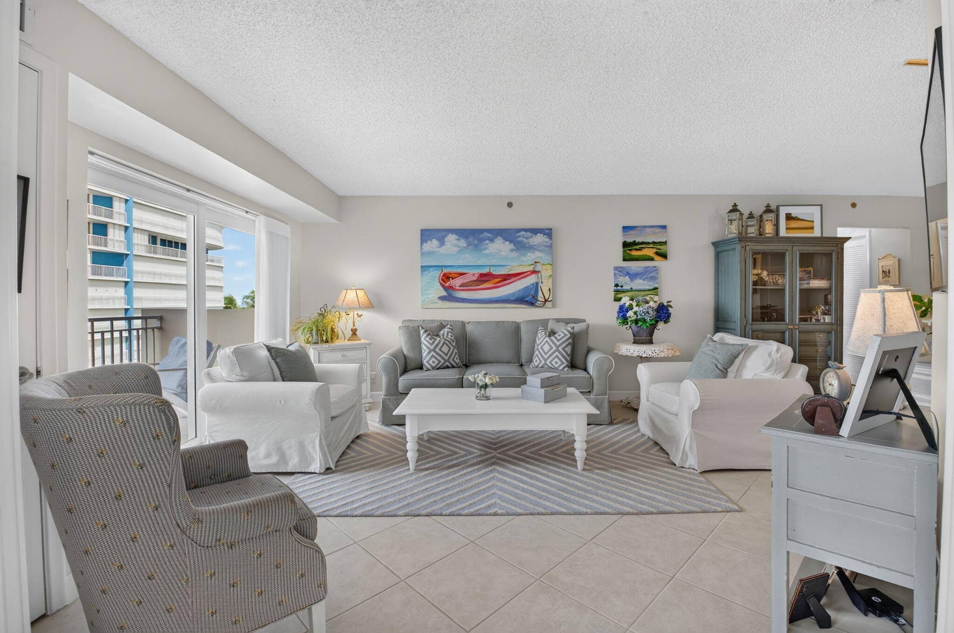 SPACIOUS LIVING AREA