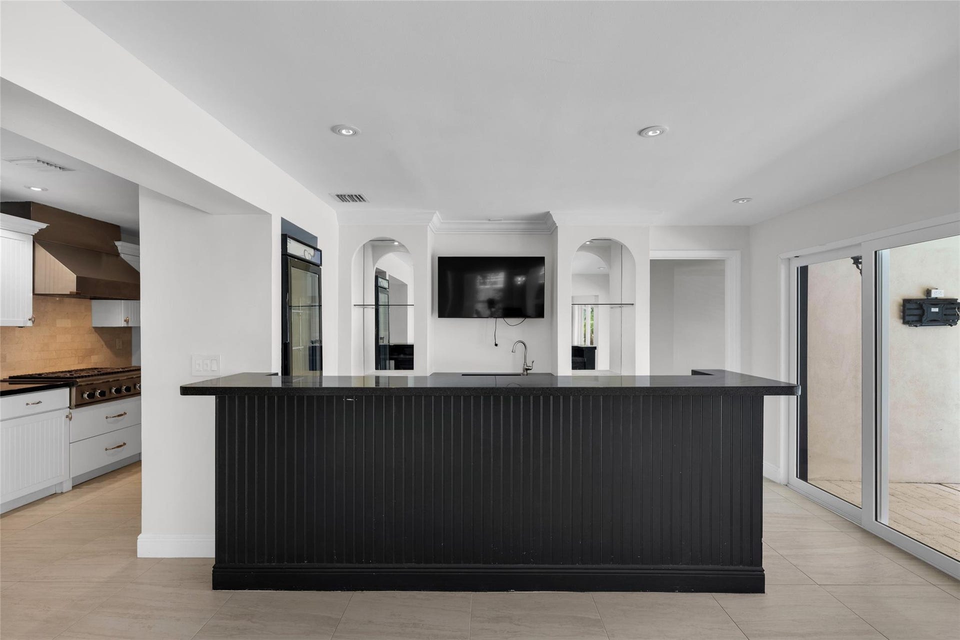 2401 NE 47TH Street, Lighthouse Point, Lighthouse Point, FL 33064 Great bar area is the perfect space to relax and enjoy while entertaining