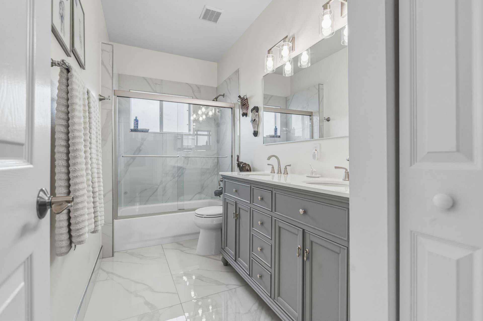 7372 NW 18TH Court, Pembroke Pines, FL 33024 Full bathroom second floor