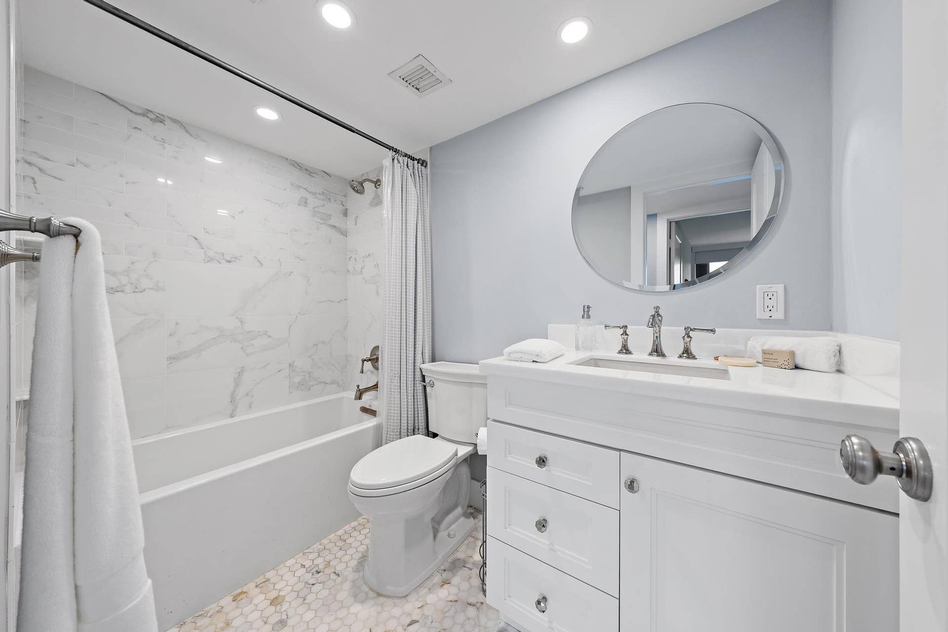 134 LAKESHORE Drive, #316, North Palm Beach, FL 33408 Guest Bath