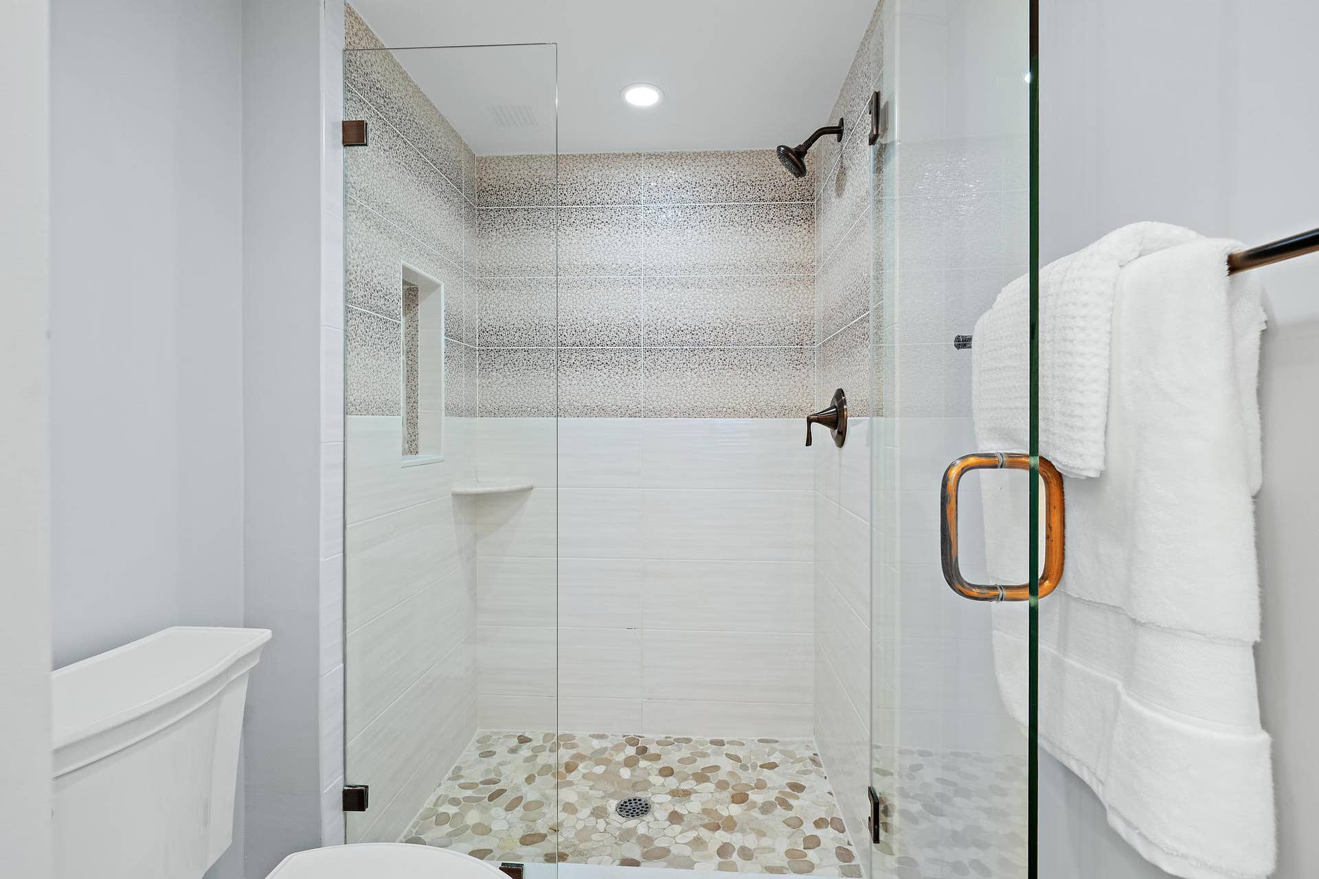 134 LAKESHORE Drive, #316, North Palm Beach, FL 33408 Shower