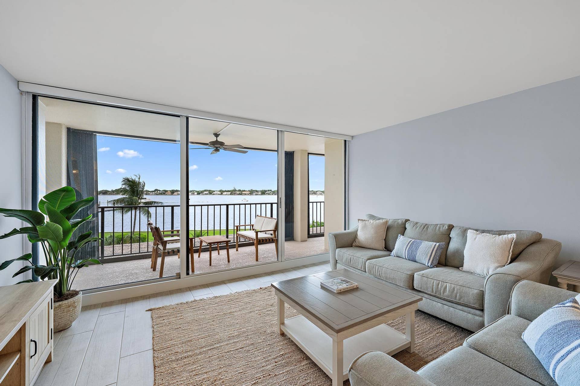 134 LAKESHORE Drive, #316, North Palm Beach, FL 33408 Living