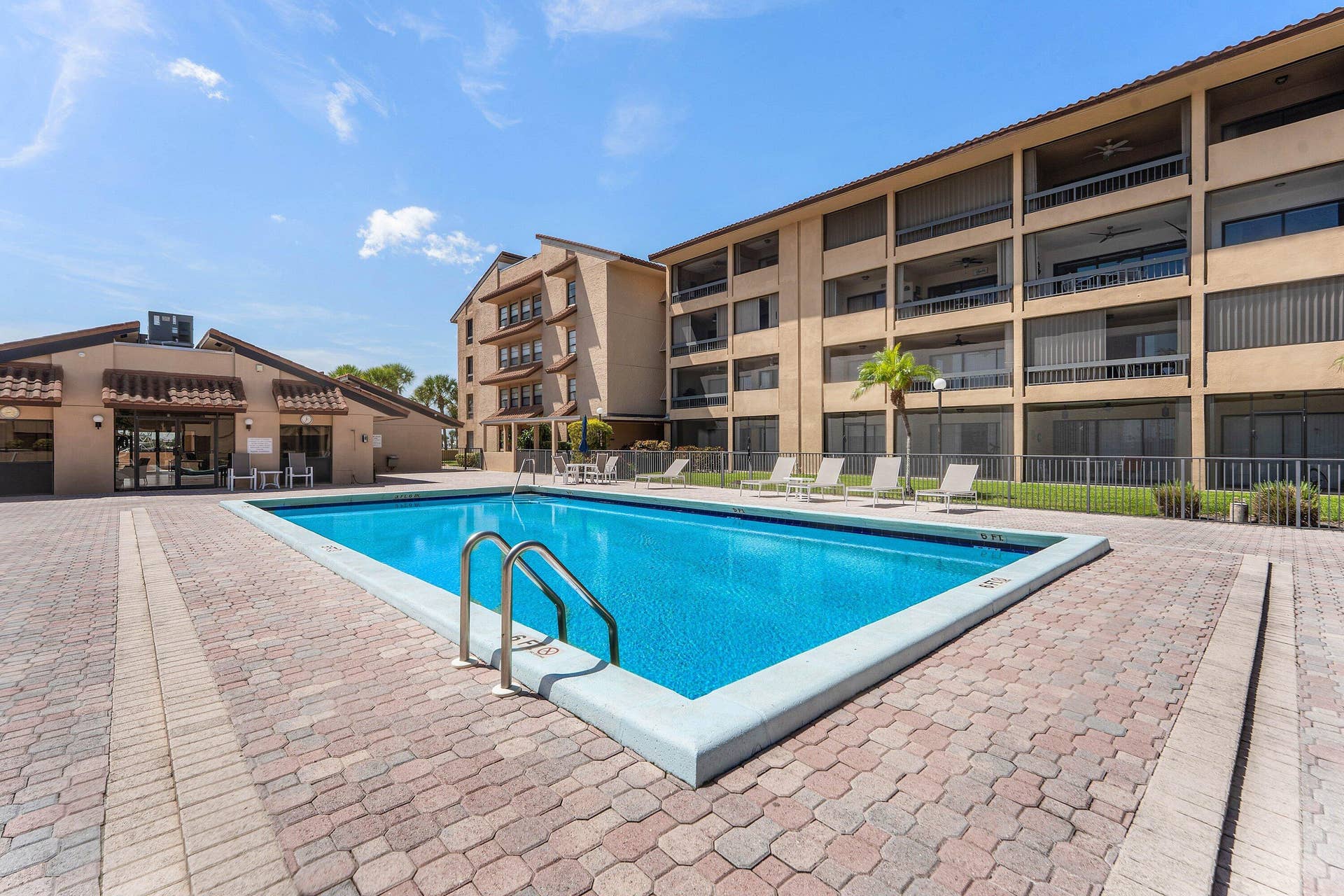 1030 Us Highway 1, #413, North Palm Beach, FL 33408 Marina Bay Pool
