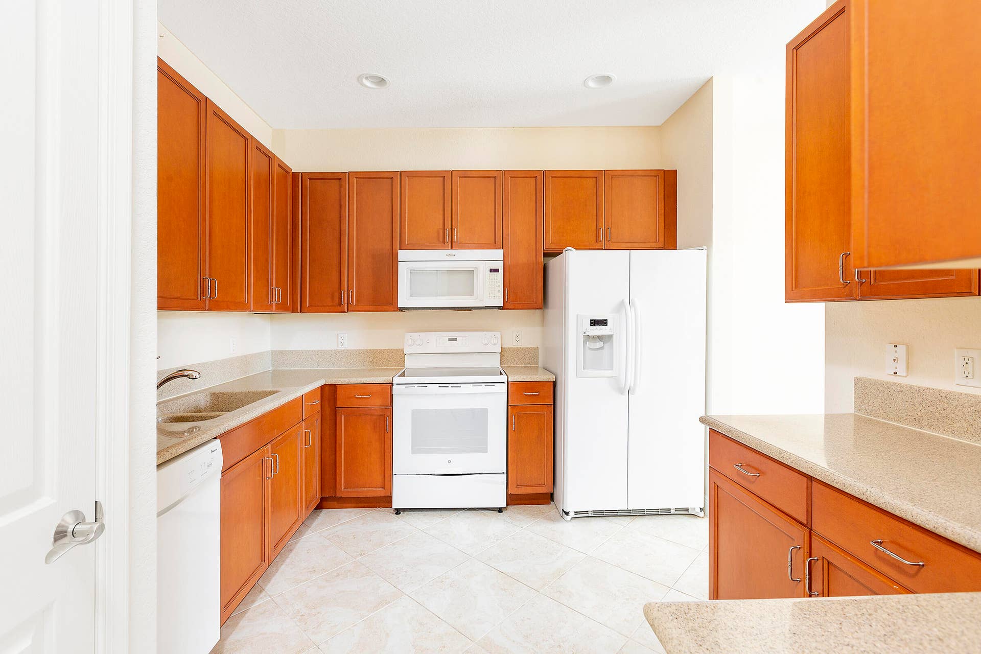 6807 LAKESIDE Circle N, #102-1, Davie, FL 33314 18_U2_Kitchen2