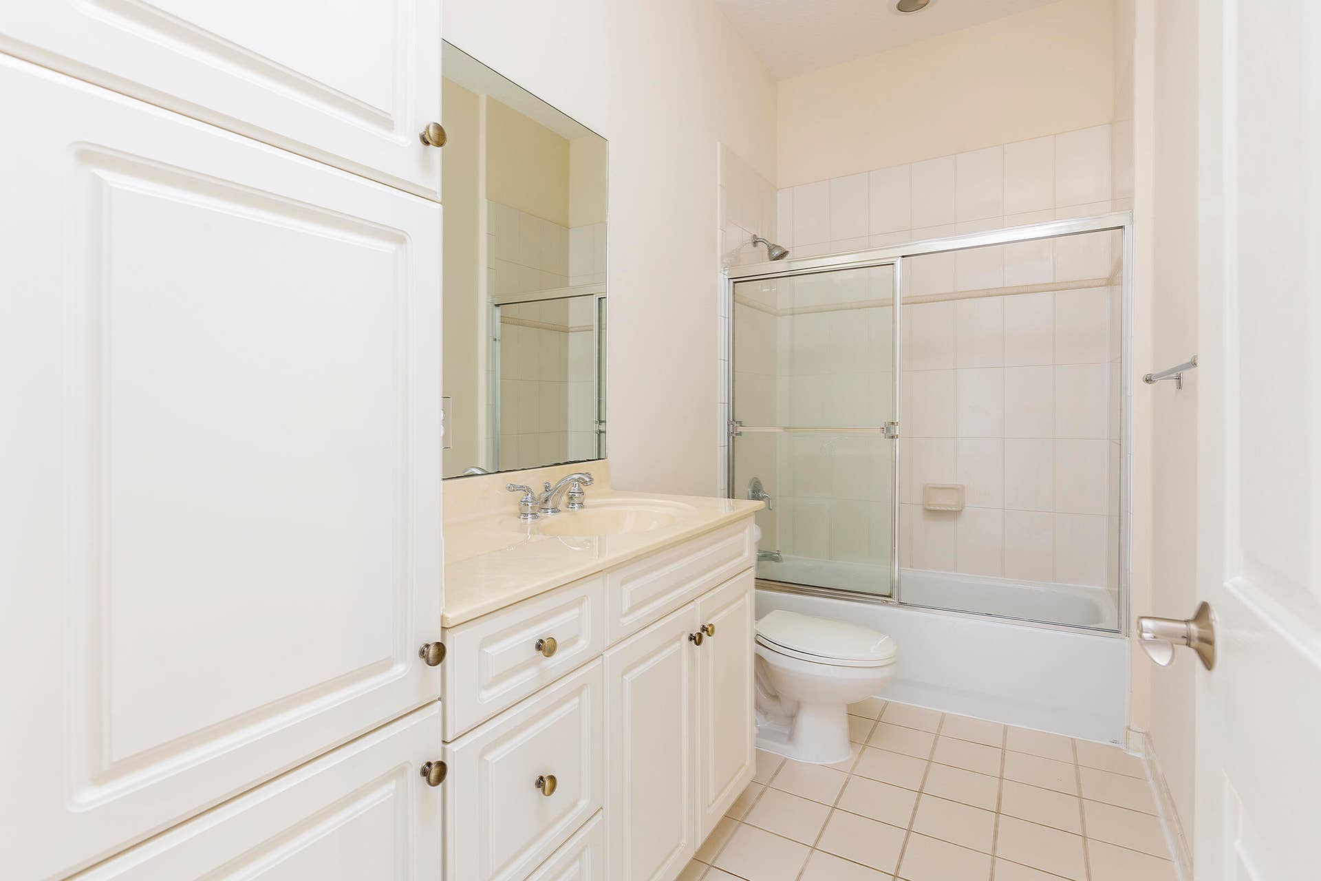 6807 LAKESIDE Circle N, #102-1, Davie, FL 33314 30_U2_Bathroom2