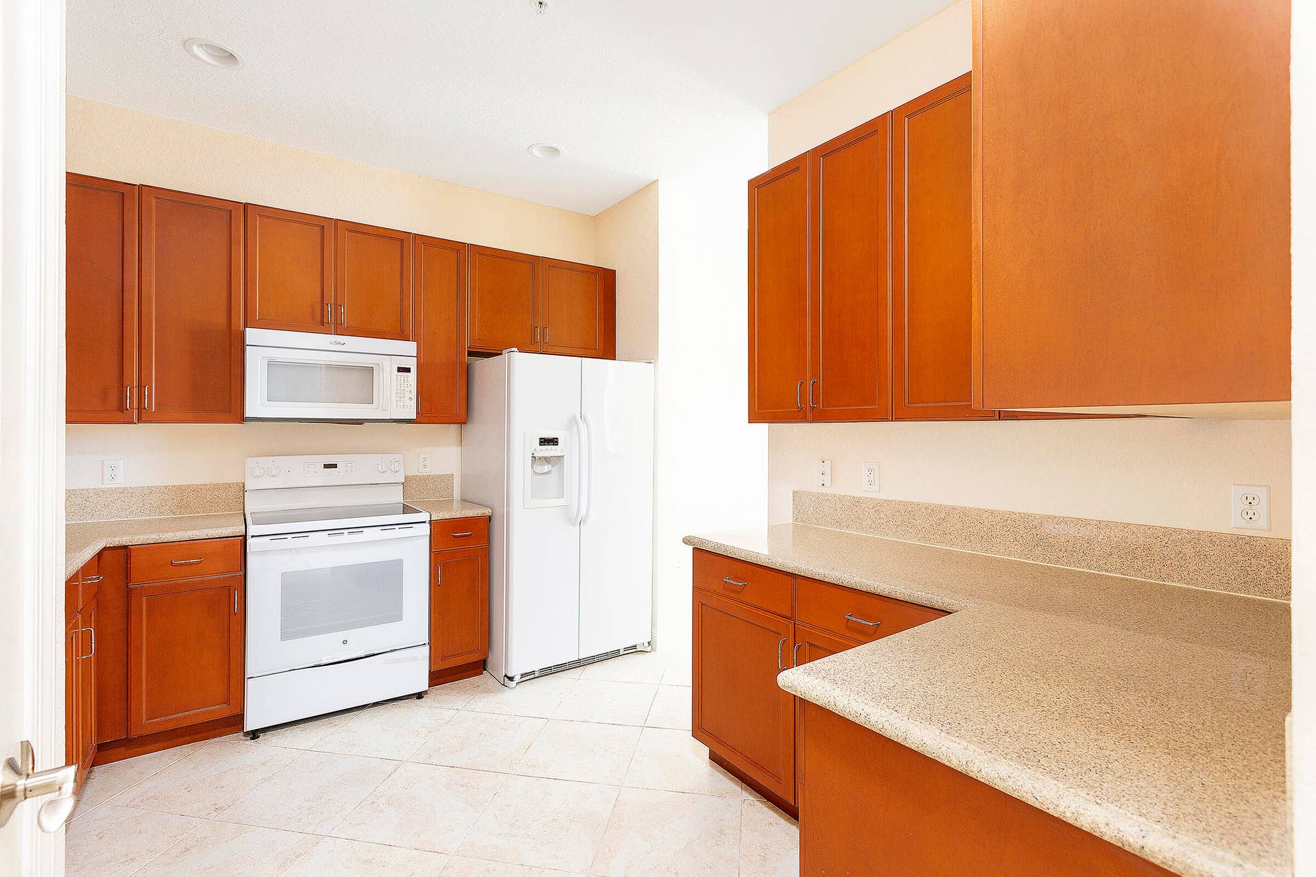 6807 LAKESIDE Circle N, #102-1, Davie, FL 33314 17_U2_Kitchen1