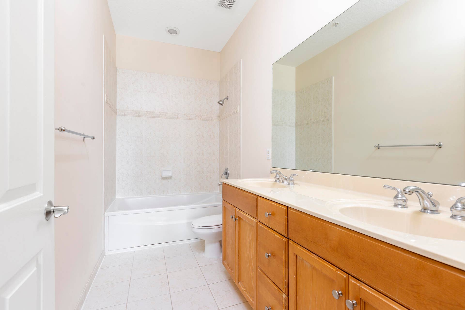 6807 LAKESIDE Circle N, #102-1, Davie, FL 33314 25_U2_Masterbath