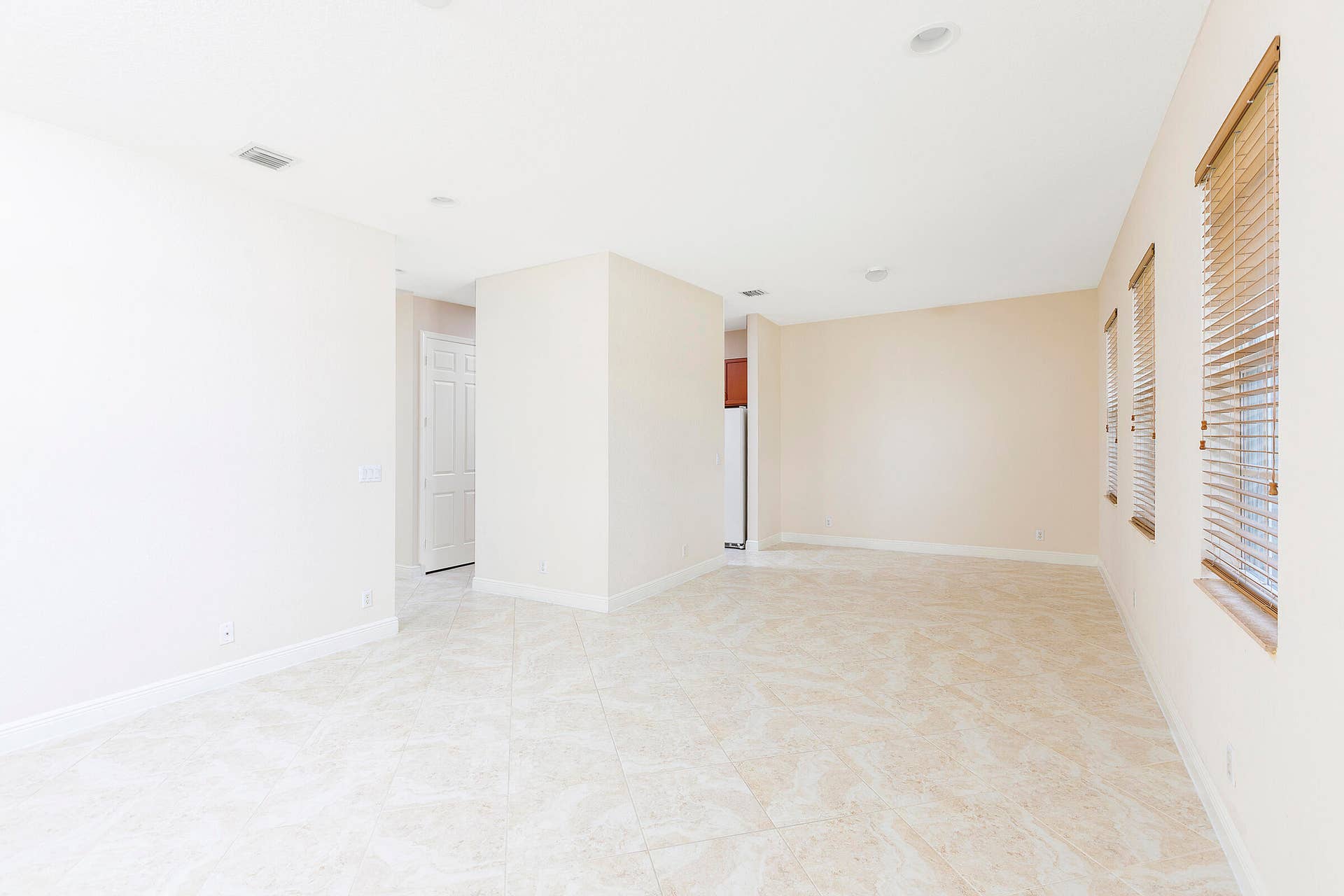 6807 LAKESIDE Circle N, #102-1, Davie, FL 33314 15_U2_Livingroom_layout1