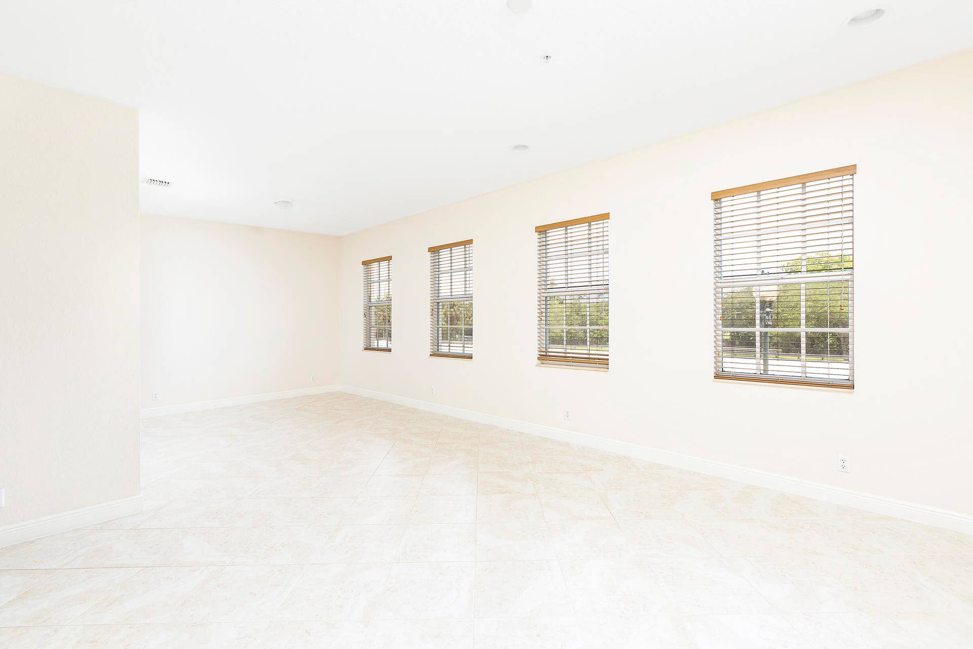 6807 LAKESIDE Circle N, #102-1, Davie, FL 33314 13_U2_Livingroom_2