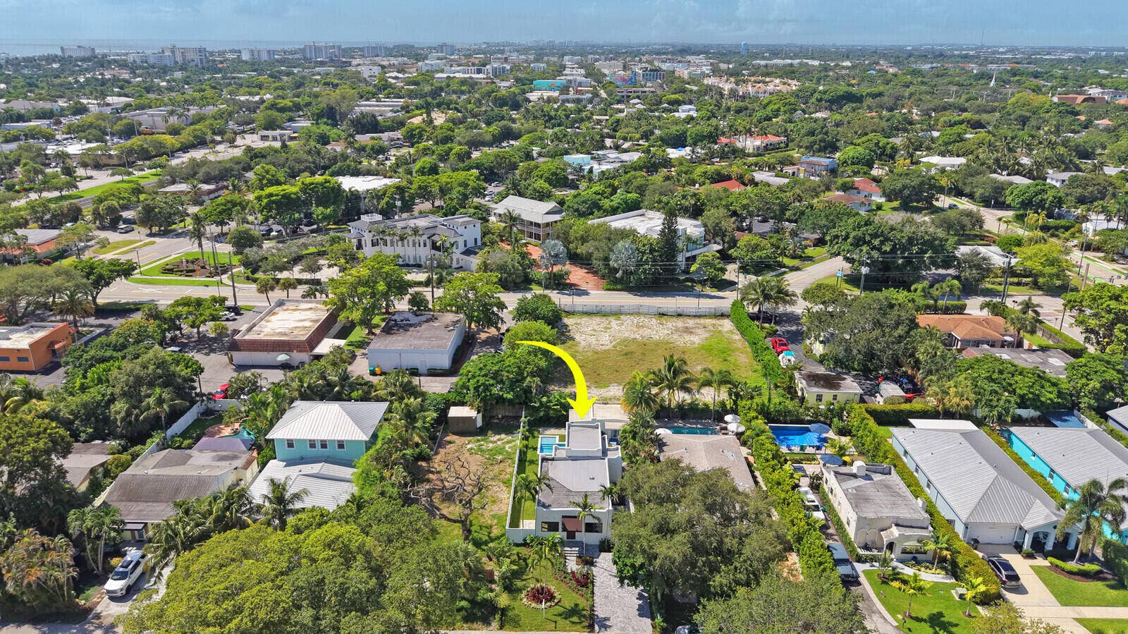 Fully fenced , E. Delray Home