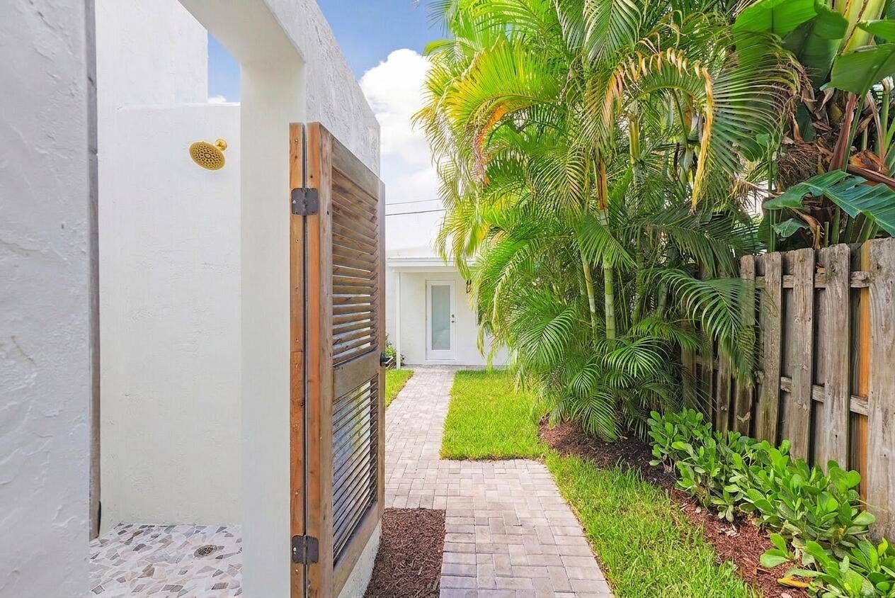 Spa-Like Outdoor Shower