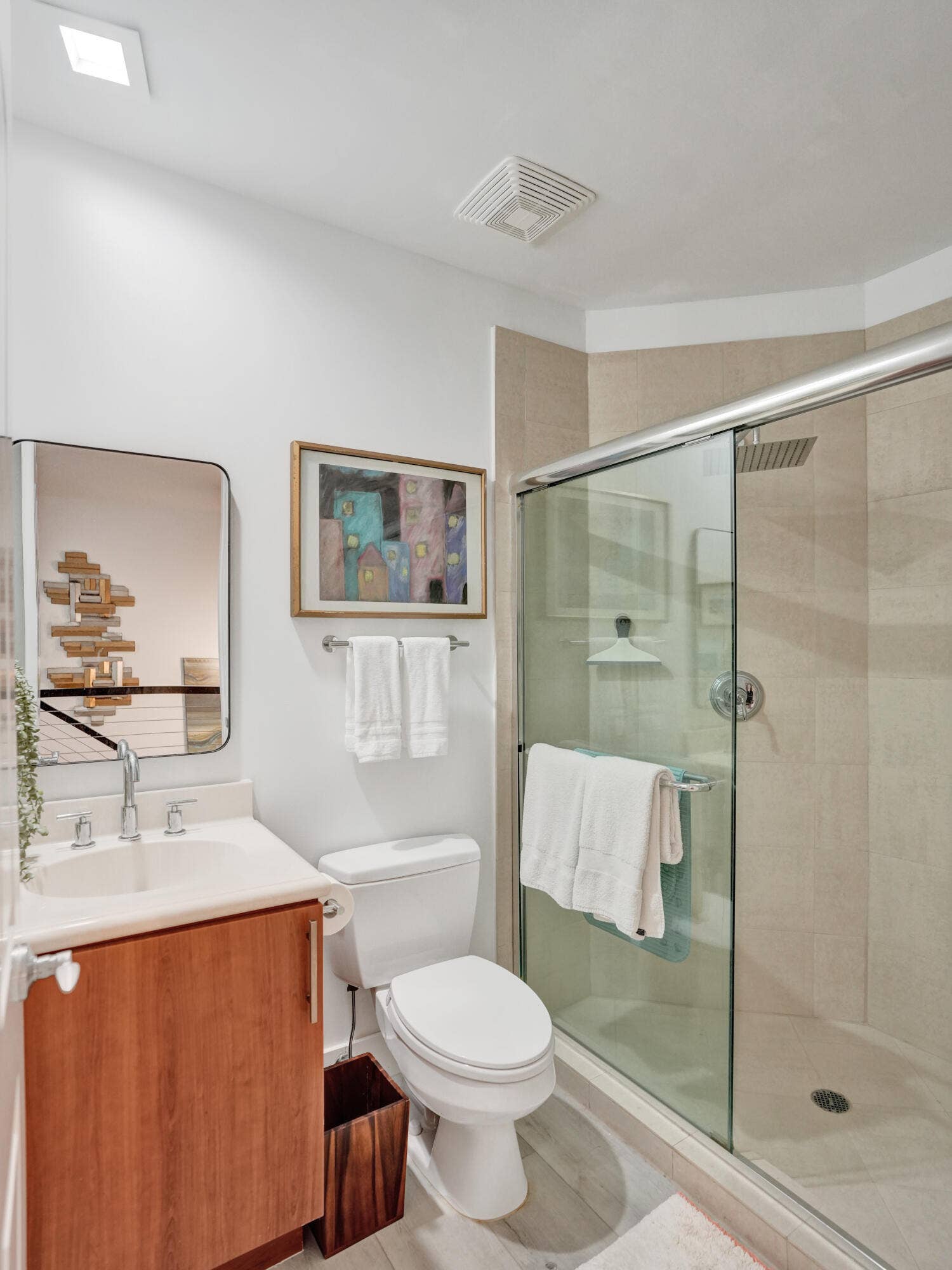 2633 NE 14th Avenue, #103, Wilton Manors, FL 33334 Guest Full Bath