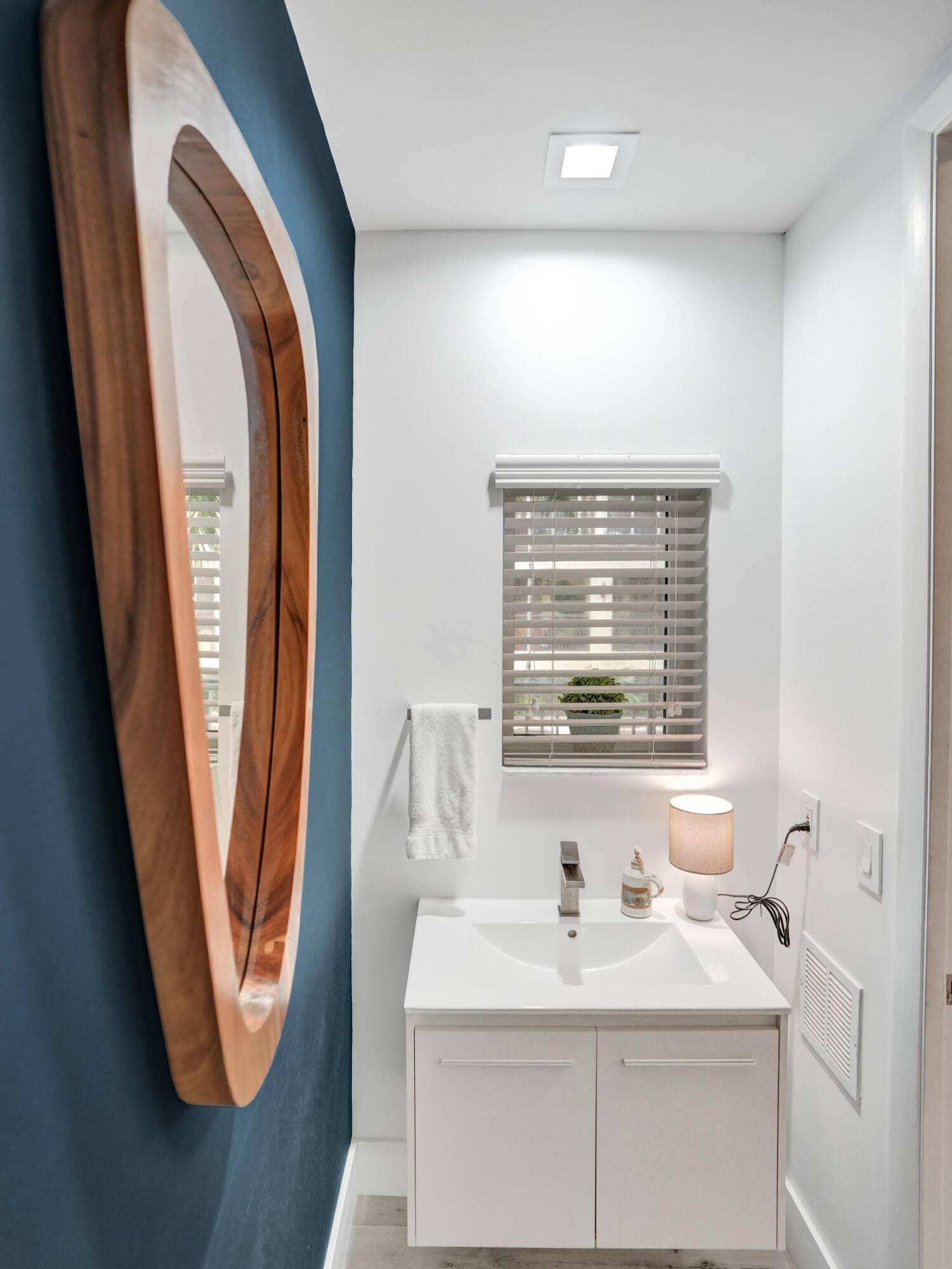 2633 NE 14th Avenue, #103, Wilton Manors, FL 33334 Half Bathroom